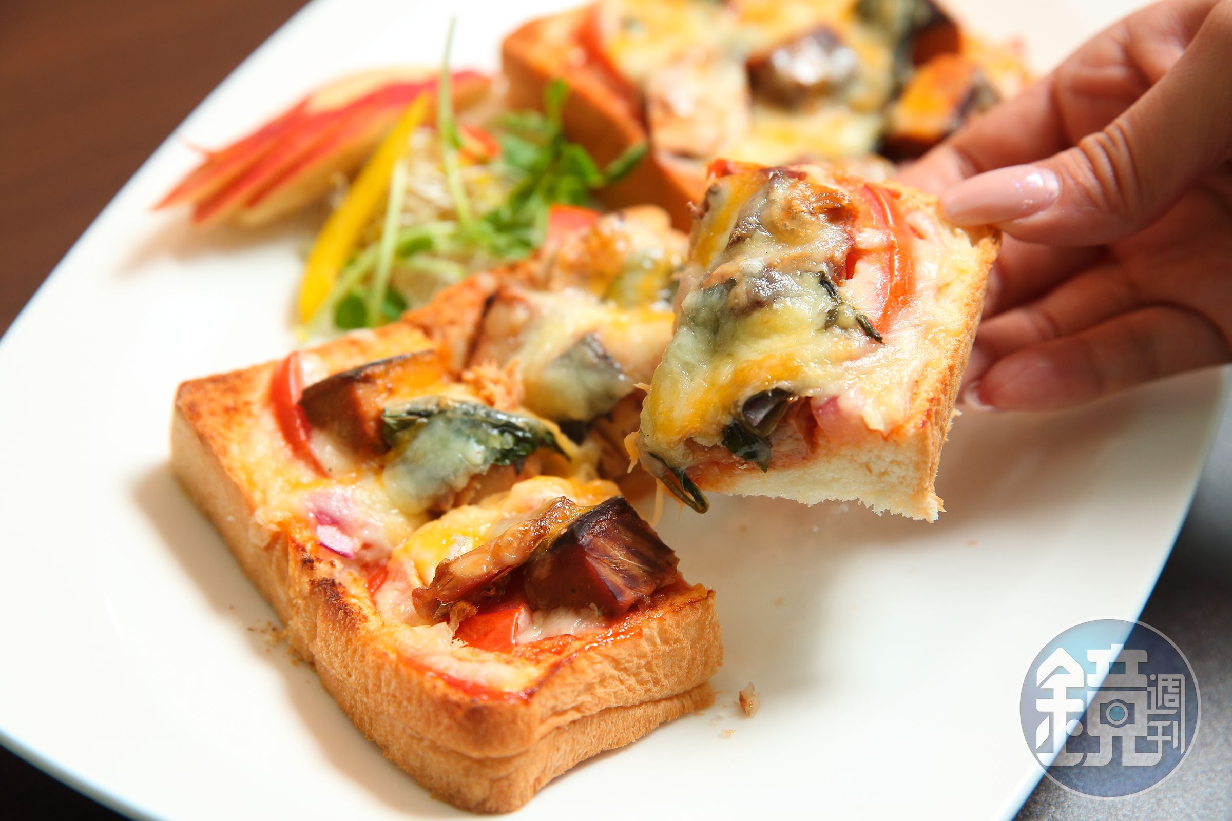 麻辣鮪魚罐頭搭配厚片土司採焗烤料理，就是美味的PIZZA。