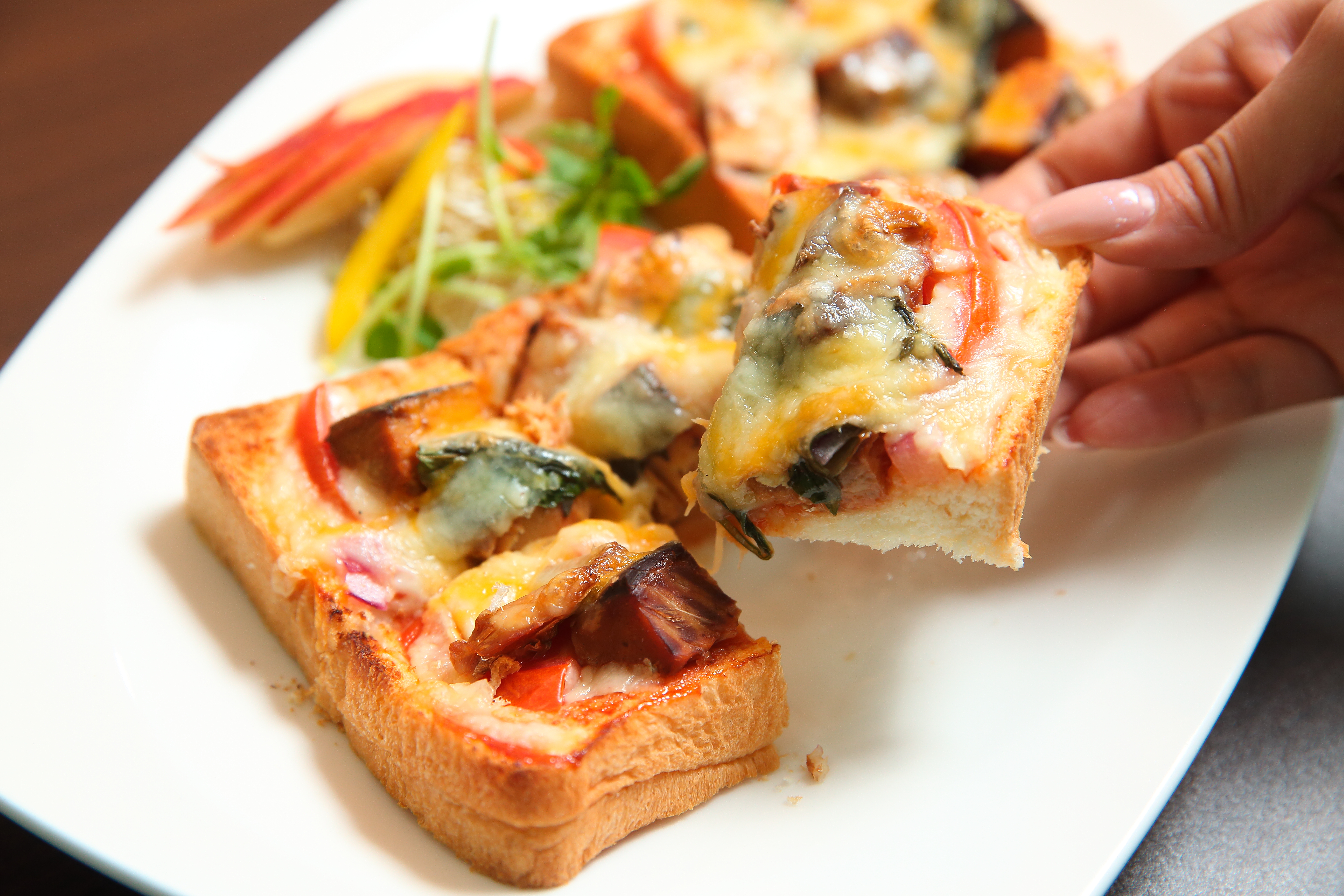 麻辣鮪魚罐頭搭配厚片土司採焗烤料理，就是美味的PIZZA。