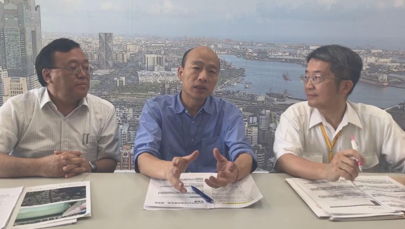 韓國瑜昨(20)日開直播和衛生局長林立人、環保局長袁中新一起討論登革熱疫情,他大吐辛酸表示,「到行政院去像丐幫一樣」。(翻攝自韓國瑜臉書)
