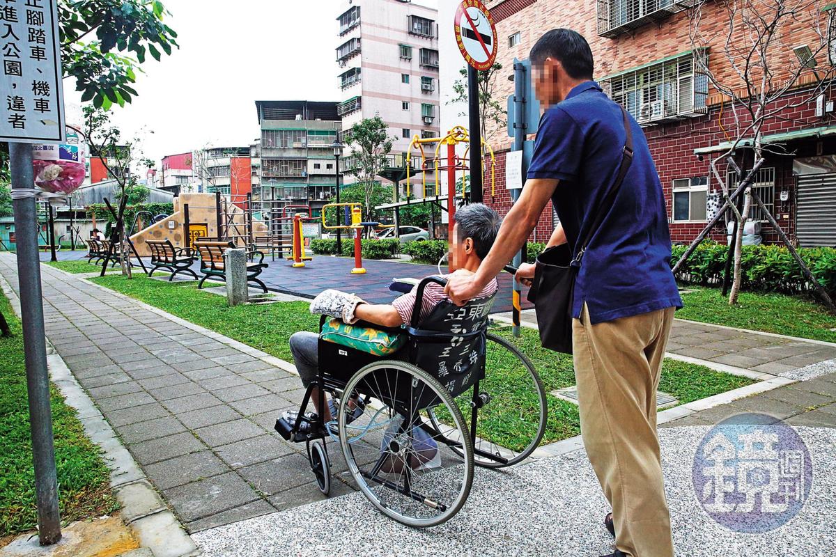 張女的弟弟從護理之家帶姊姊前往公園散心，張女鬱悶的心情才暫時獲得舒緩。