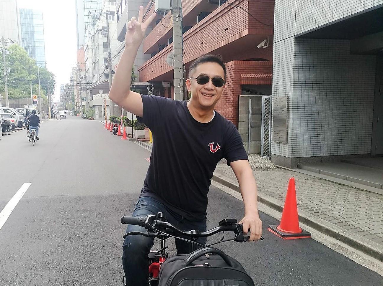 陳昭榮日本大阪直播,電動自行車是他的交通工具。(翰成數位直播提供)