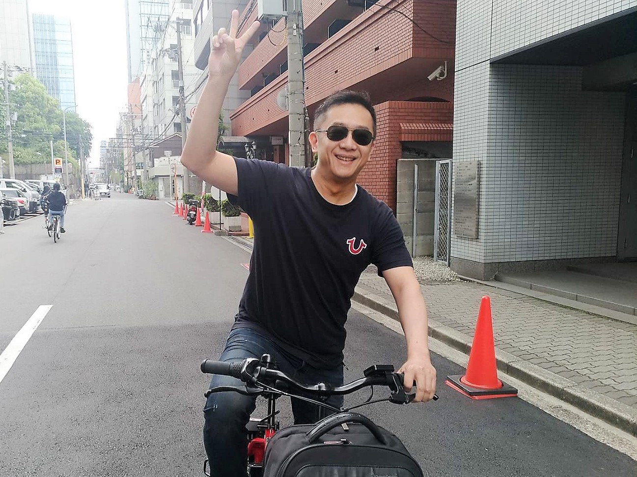 陳昭榮日本大阪直播，電動自行車是他的交通工具。（翰成數位直播提供）