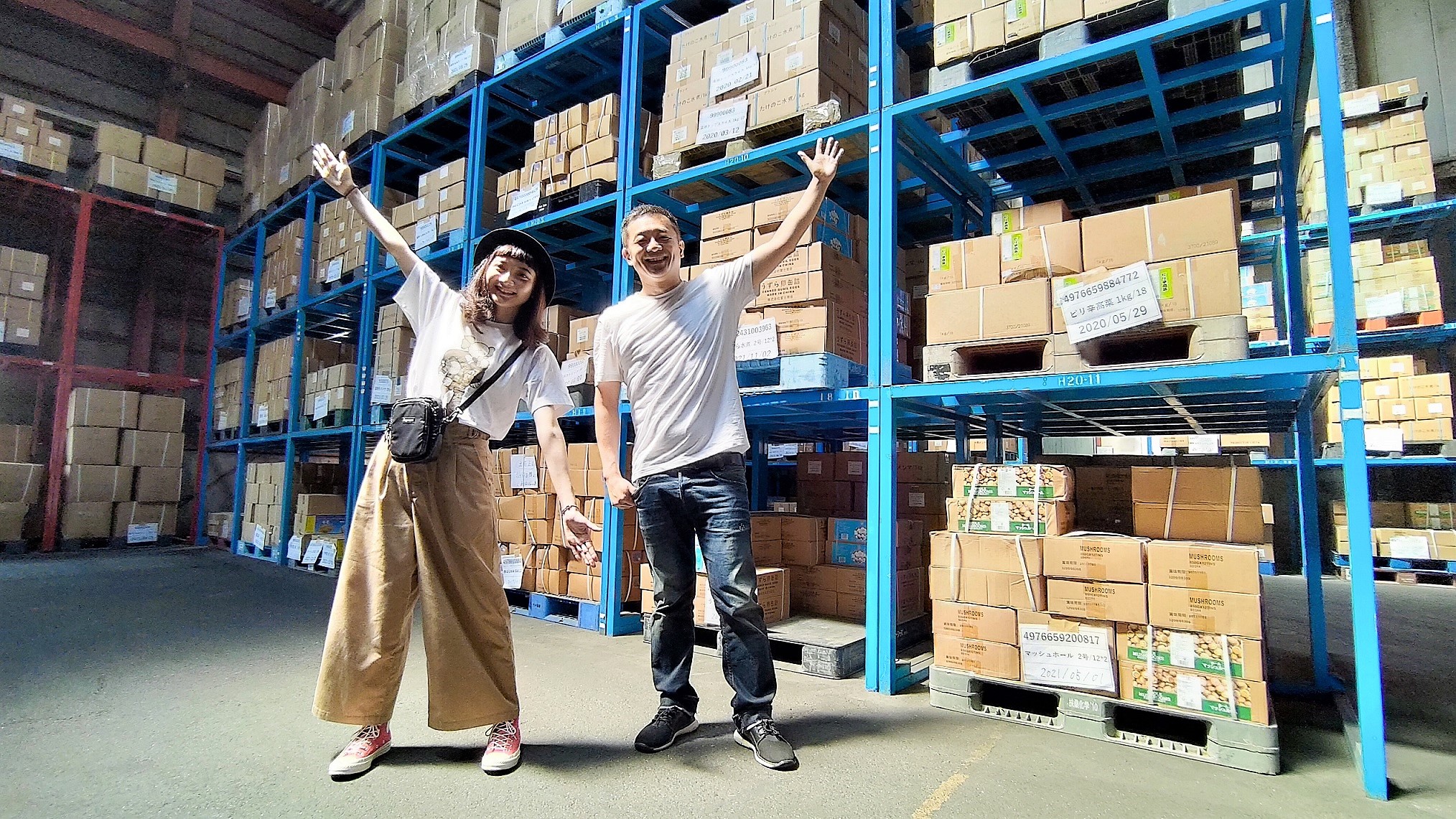 陳昭榮與主播小不點下飛機後直接殺到倉庫挑選商品。（翰成數位直播提供）