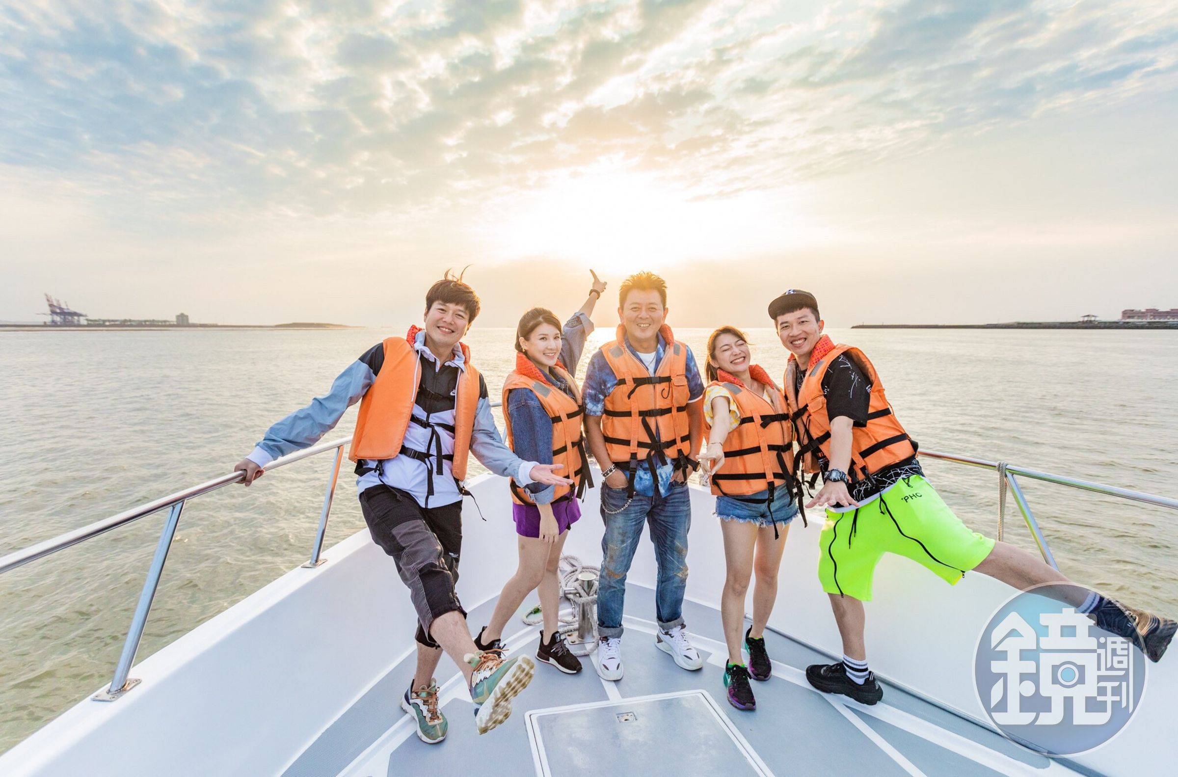 衛視中文台《旅行應援團之一起出發吧》搭遊艇出海看淡水夕陽。左起李易、陳語媃、庹宗康、依依、張立東。（衛視中文台提供）