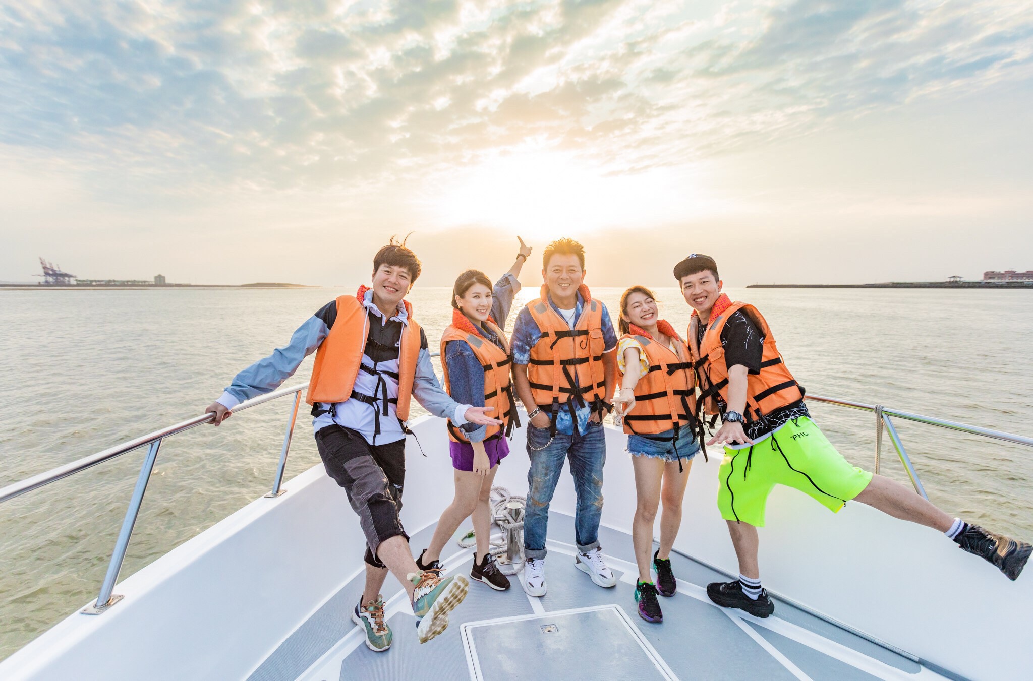 衛視中文台《旅行應援團之一起出發吧》搭遊艇出海看淡水夕陽。左起李易、陳語媃、庹宗康、依依、張立東。（衛視中文台提供）