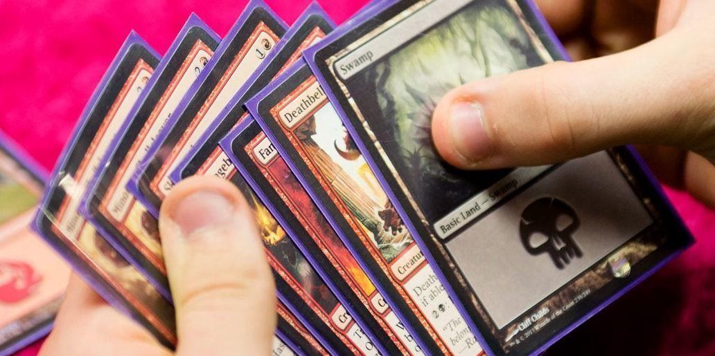 安東尼年輕時沉迷於交換卡牌遊戲 《魔法風雲會》（Magic:The Gathering），後來也為該遊戲設計角色。（翻攝自medium.com）