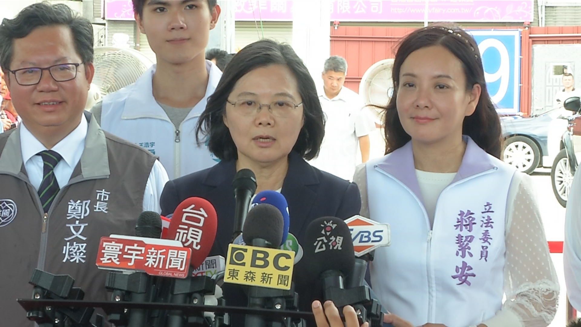 總統蔡英文今在前往桃園，談及長榮空服員罷工時表示，希望勞資雙方在理性基礎上坐下來談。