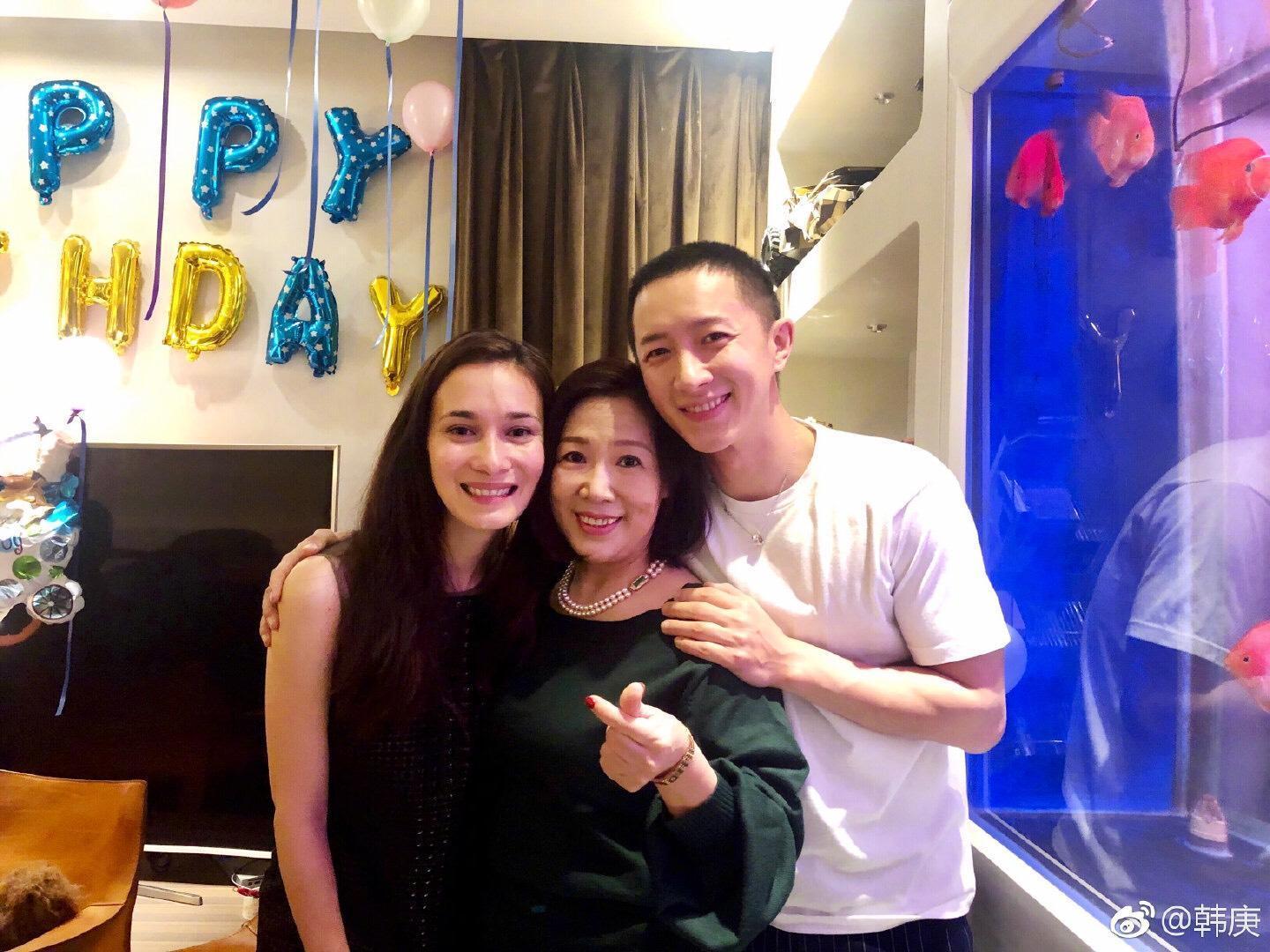 今年韓庚母親生日,特地帶盧靖姍與母親同樂。(翻攝自韓庚微博)