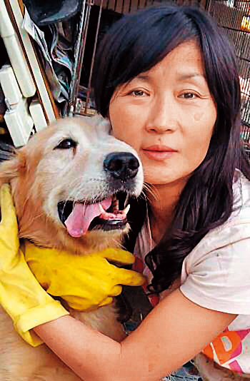 蕭新鳳自稱曾在金錢豹酒店上班,賺得3,000萬元全投入流浪動物救援。(翻攝自蕭新鳳臉書)