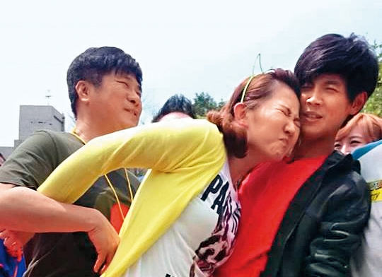 謝忻（中）和阿翔（右）是《綜藝大集合》節目班底，從革命情感一路玩出了界限，如今背負罵名，經歷豐富的胡瓜（左）可能心有戚戚焉。（翻攝自綜藝大集合臉書）