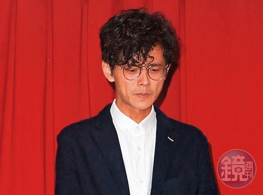 翔忻激吻曝光後,阿翔開了兩次道歉記者會,從「滿滿的友誼」到「現在就是顧好我自己的家庭」,顯然偷吃前沒想過事情的嚴重性,如今則選邊站好。