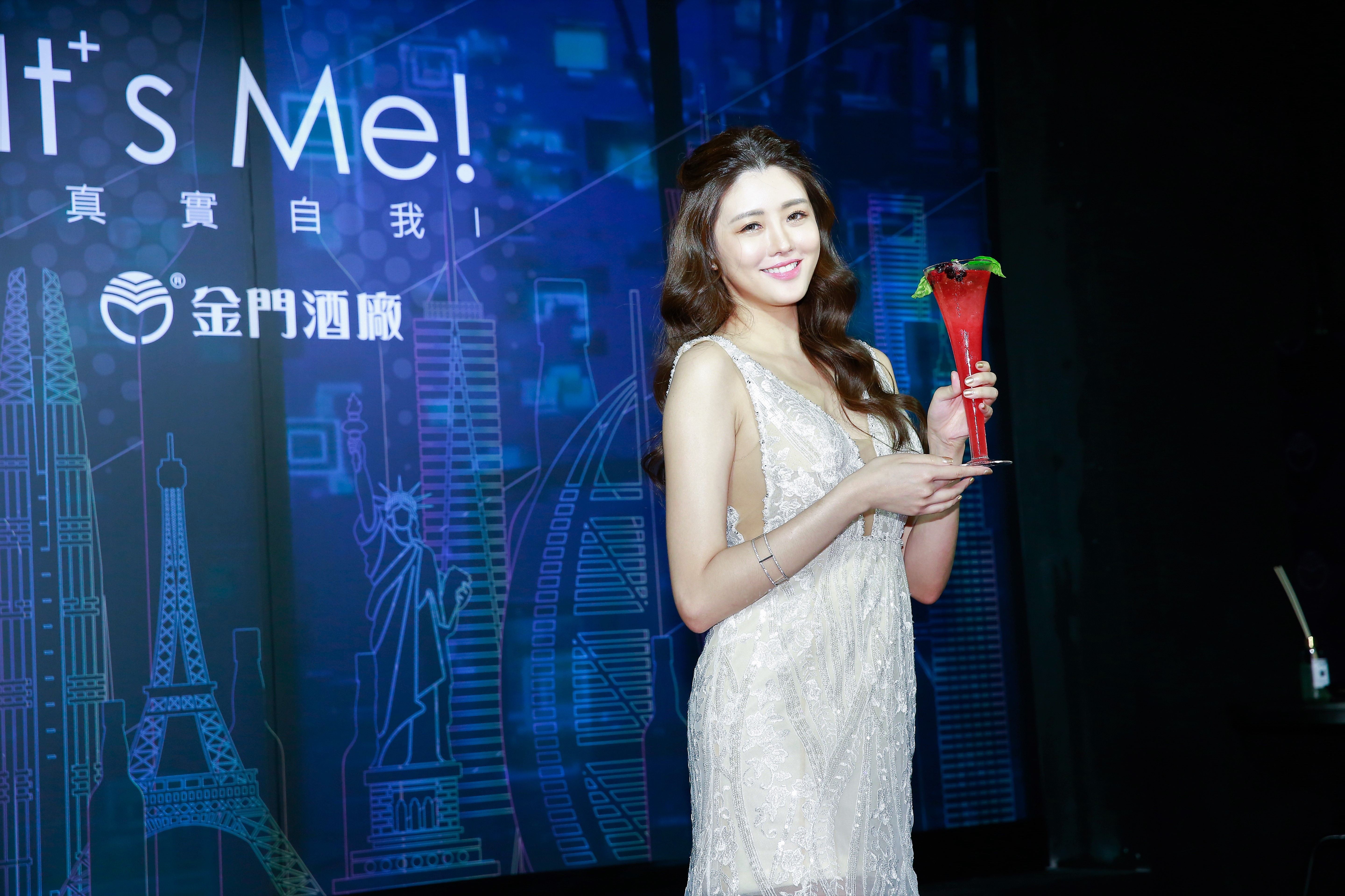 賴琳恩一身性感深V裝，出席金門酒廠活動。