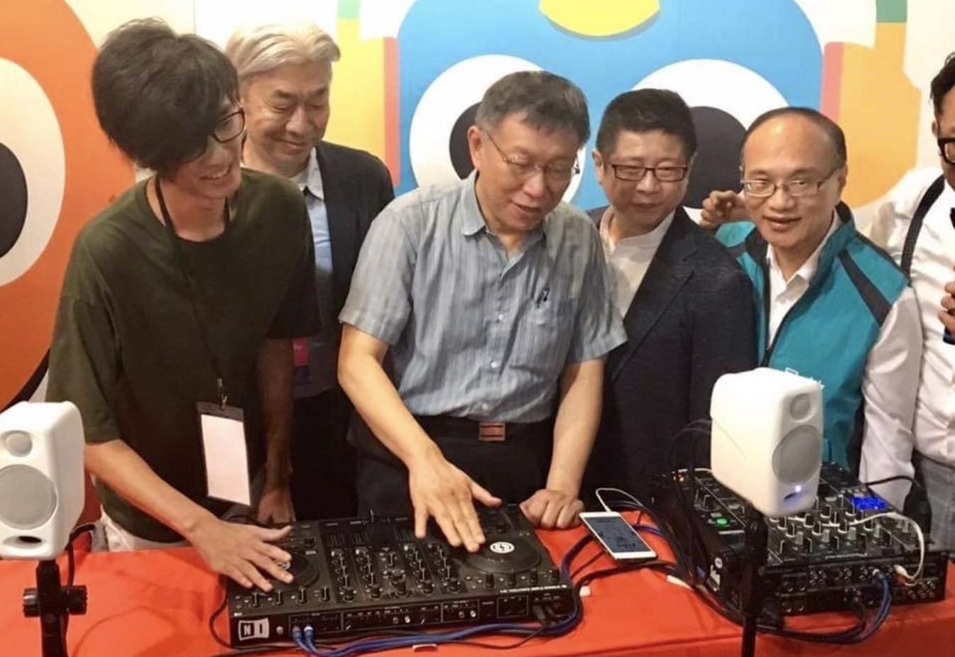 倪重華（左2）擔任北市文化局長期間，首次開放大佳河濱公園做為戶外大型演唱會使用。（翻攝自MTI臉書）