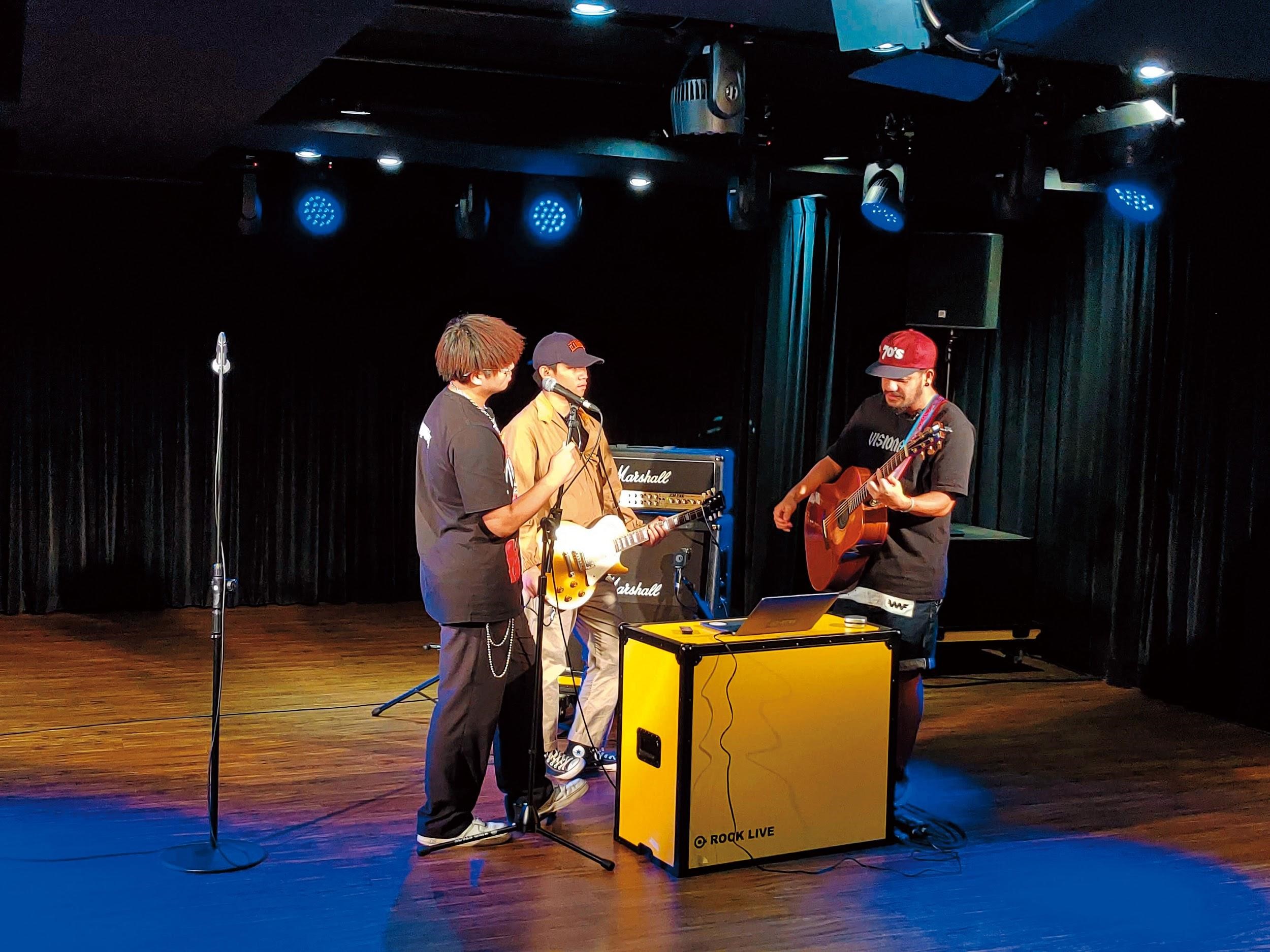 《造音少年》邀請張震嶽（右）擔任明星導師，在節目中為學員解答如何做一場完美演出。（MTI提供）