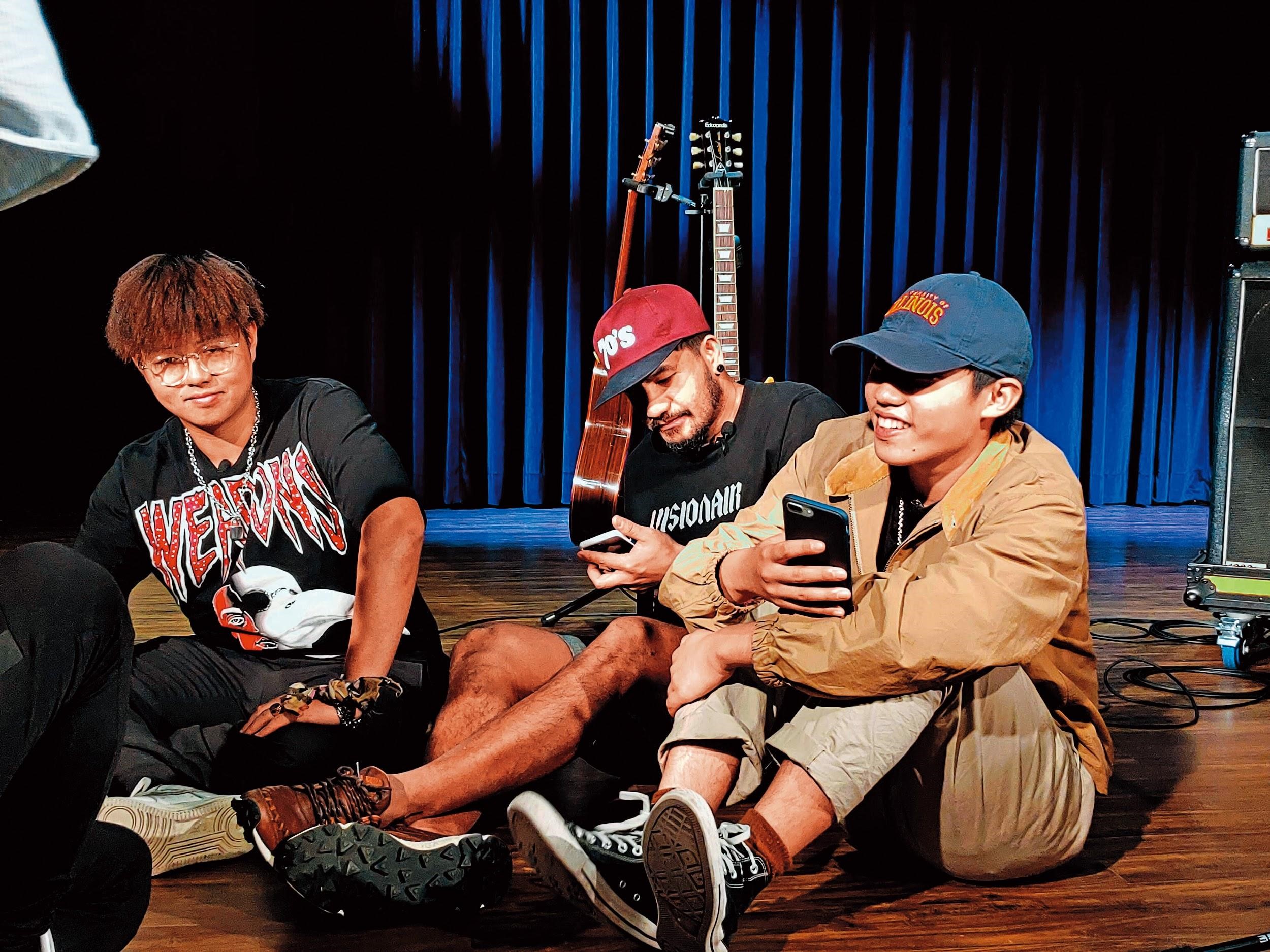 《造音少年》邀請張震嶽（右）擔任明星導師，在節目中為學員解答如何做一場完美演出。（MTI提供）