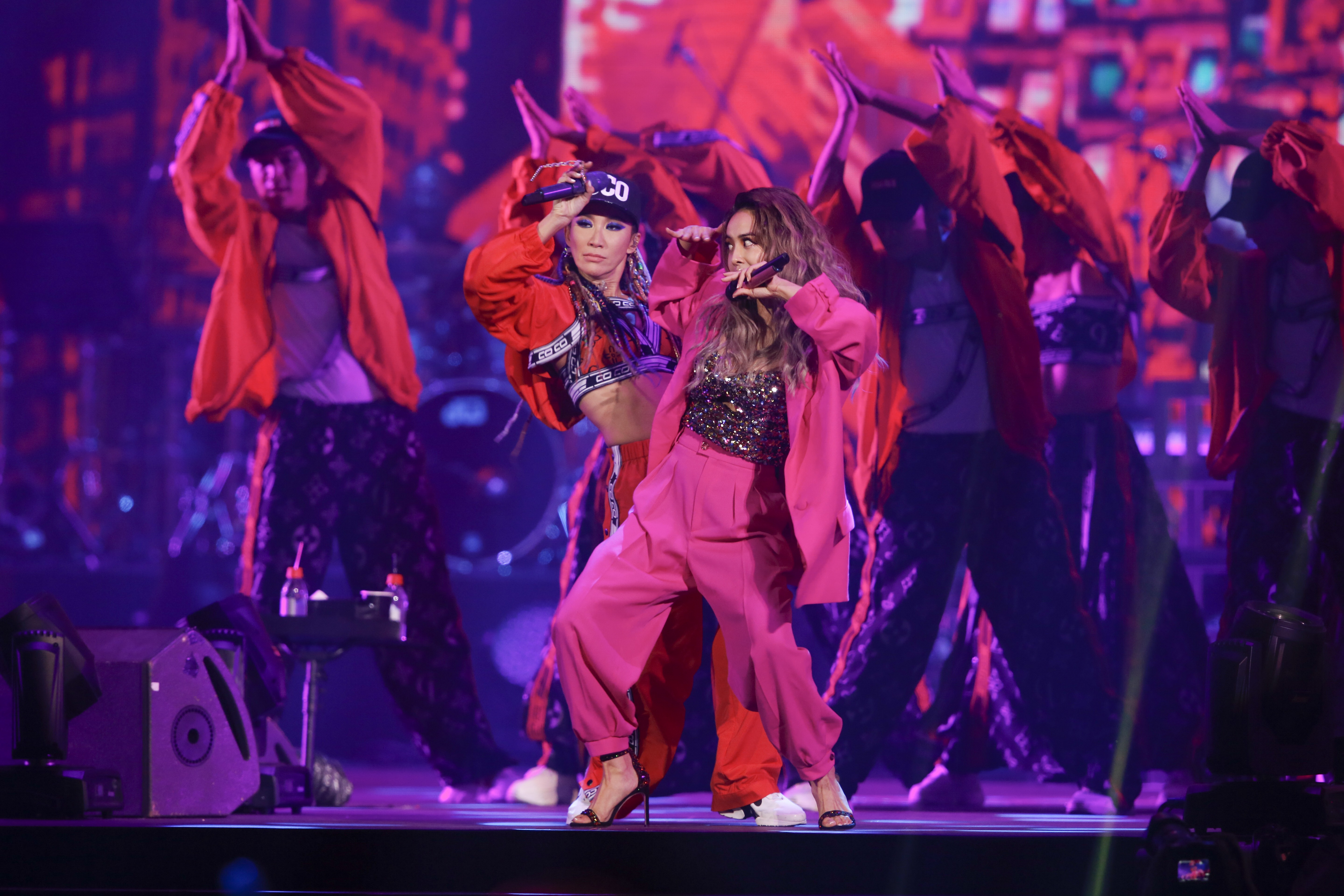 CoCo邀來蔡依林同台，兩大天后同台尬舞，演唱舞曲〈So Crazy〉及〈怪美的〉。