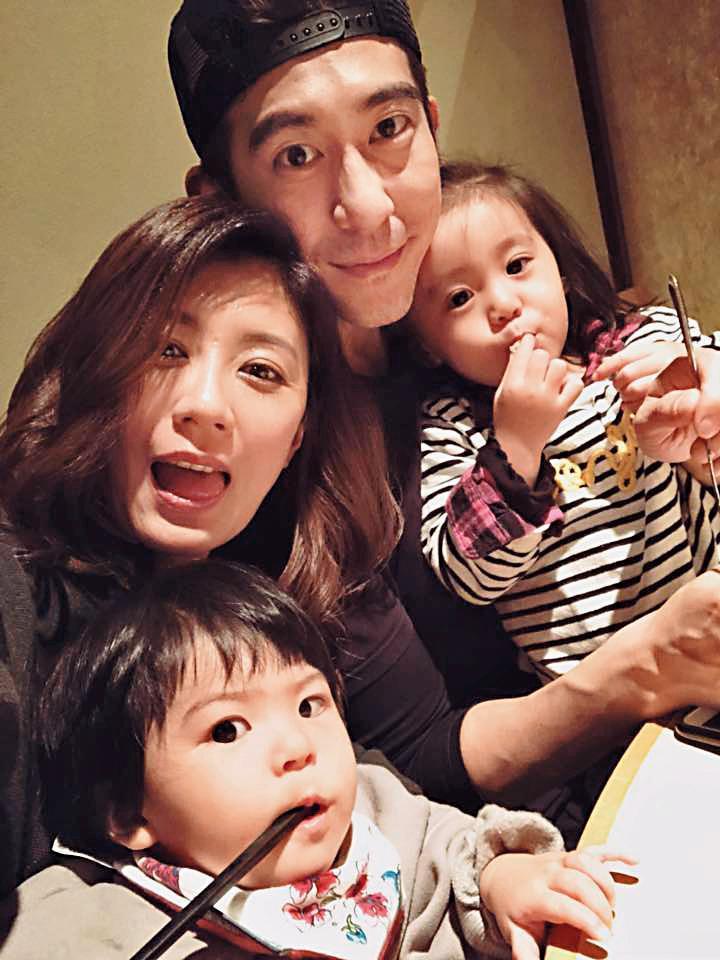 修杰楷與賈靜雯的2個女兒咘咘、Bo妞,長相可愛,人氣不輸雙親。(翻攝自賈靜雯臉書)