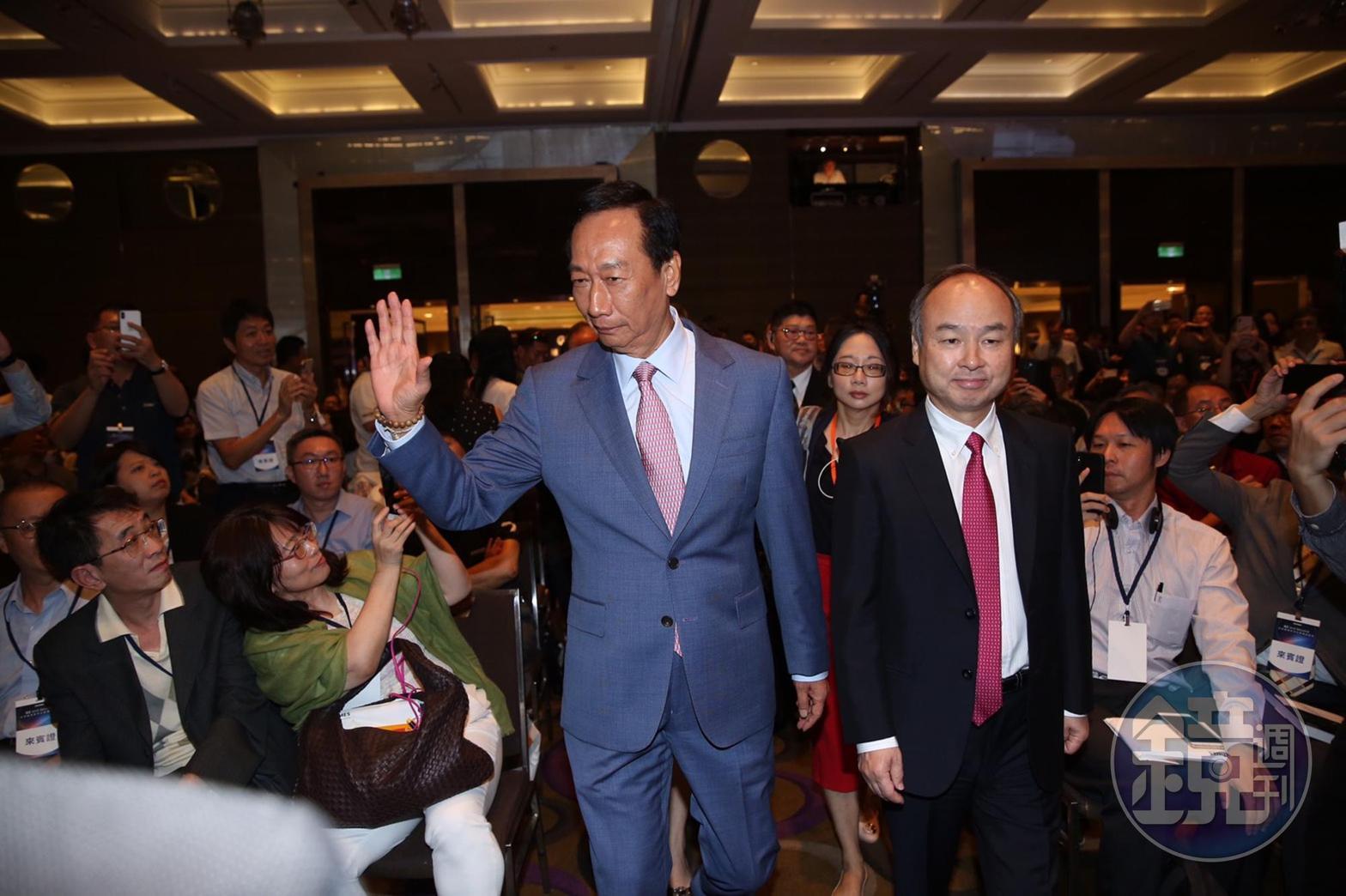 國民黨總統初選人郭台銘邀請日本軟銀創辦人孫正義登台對談。