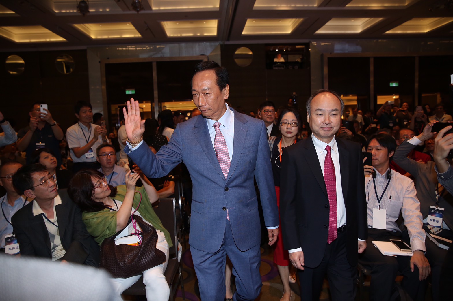 國民黨總統初選人郭台銘邀請日本軟銀創辦人孫正義登台對談。