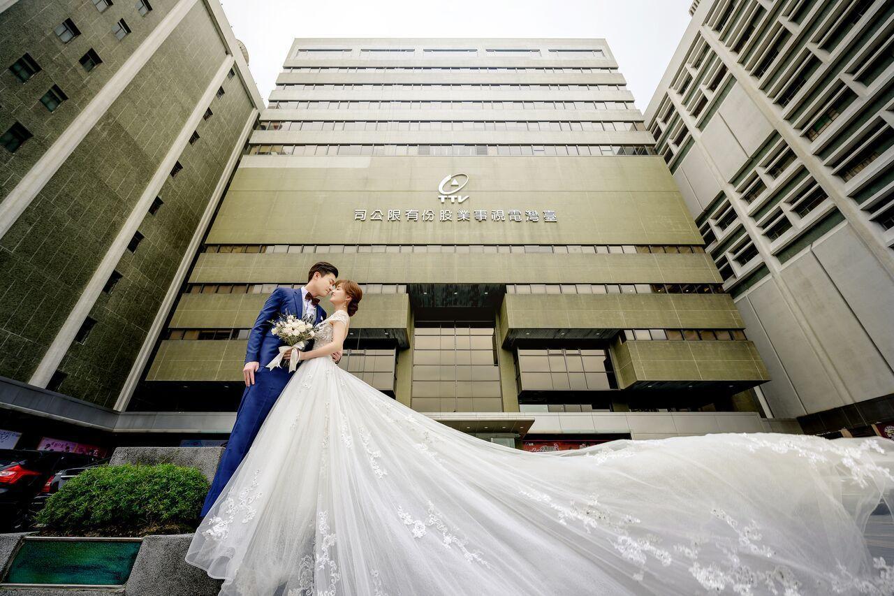 台視新聞台主播陳家頤和採訪中心副主任王李中彥在台視取景拍婚紗照。(台視提供)