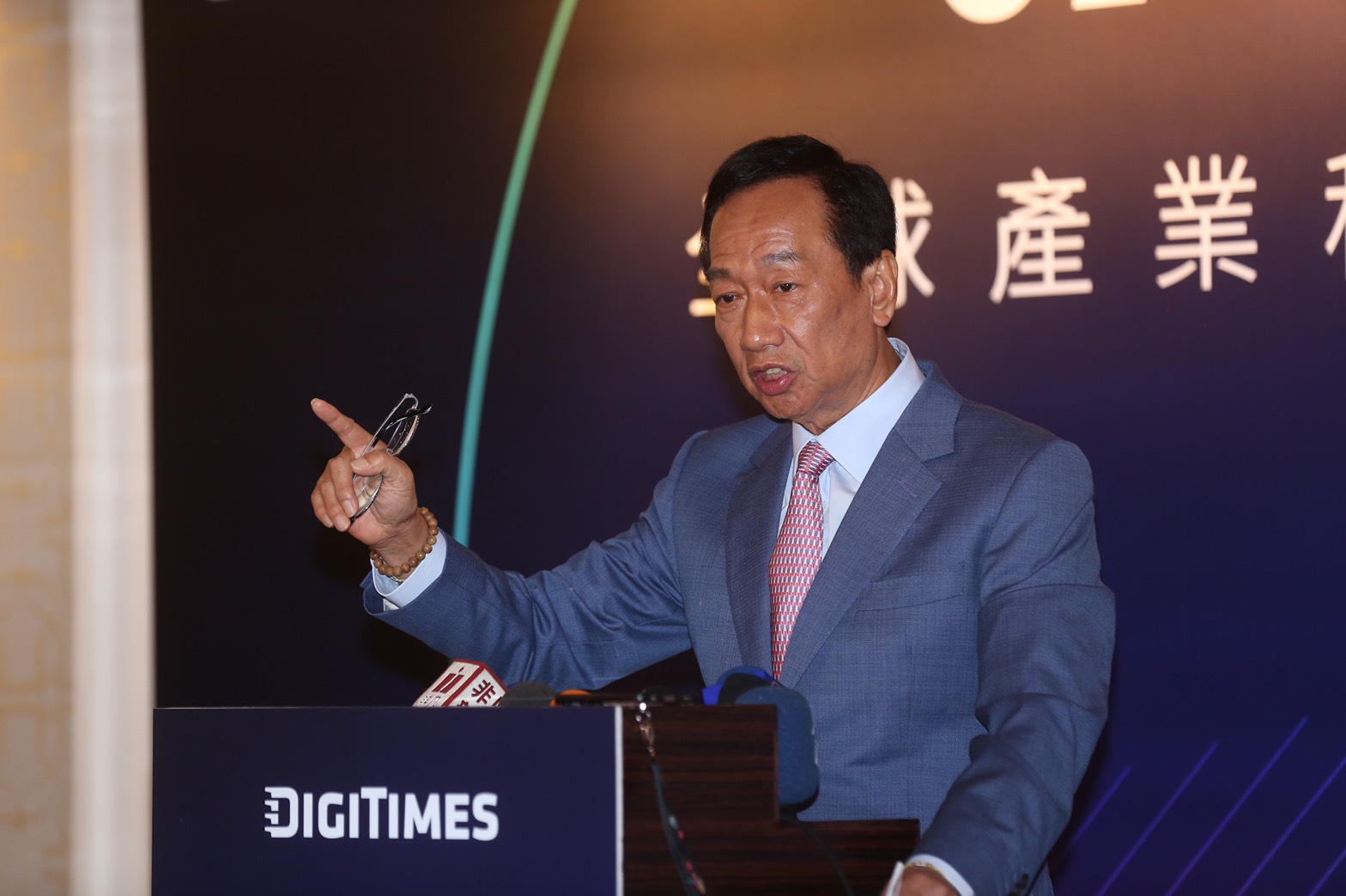 國民黨總統初選人郭台銘強硬回擊，認為日本沒有資格質疑他離中國太近。