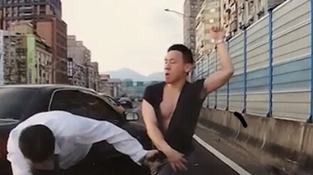 白車駕駛連連還擊，反占上風。（翻攝畫面）