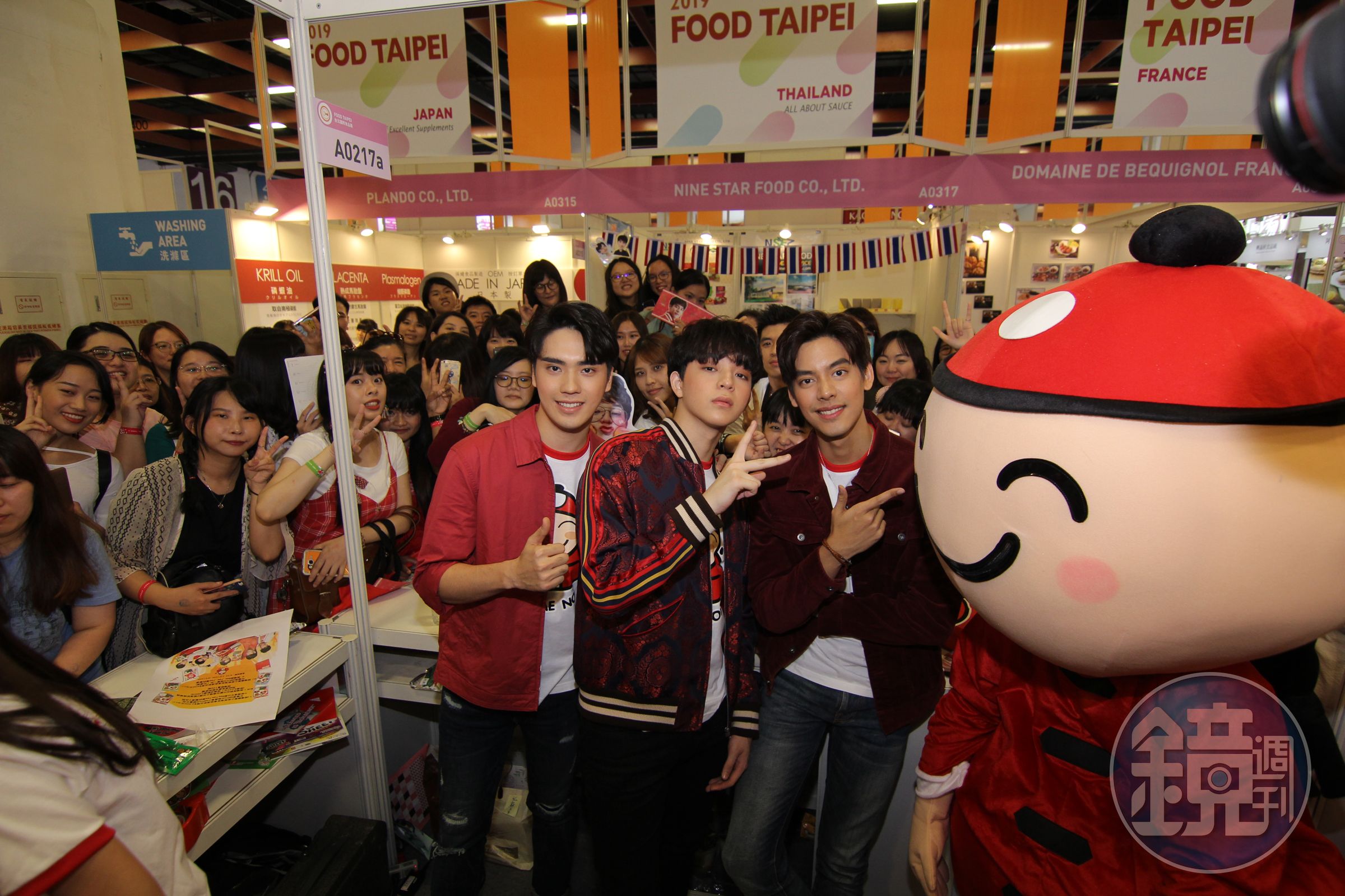 SBFIVE成員TAE、BAS與TEE在台北國際食品展與粉絲同樂。（小老闆海苔提供）