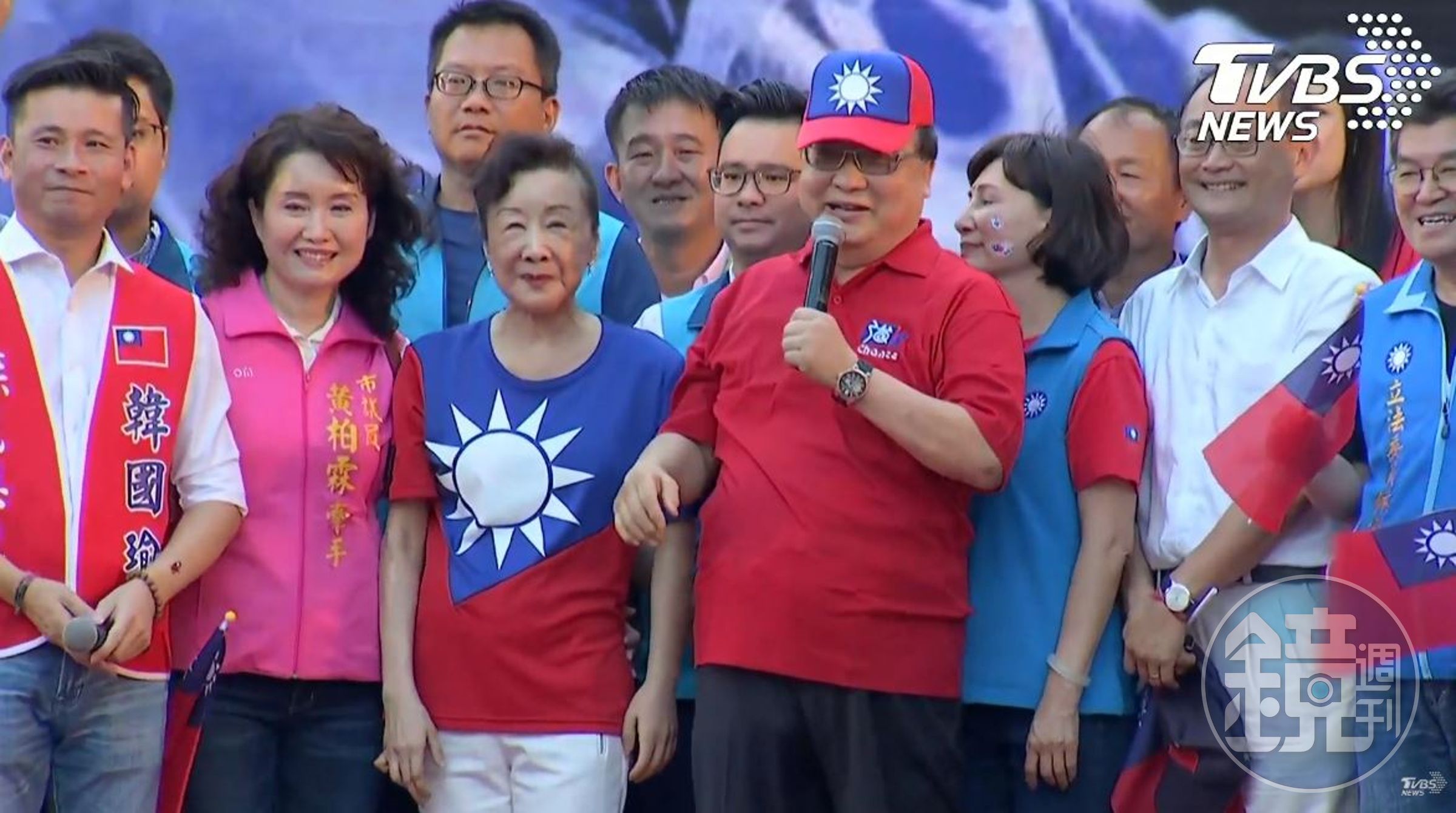 胡志強攜手邵曉鈴前來站台，兩人齊心呼籲民眾要把韓國瑜送入總統府。（翻攝自TVBS直播）