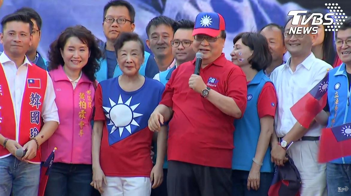 胡志強攜手邵曉鈴前來站台，兩人齊心呼籲民眾要把韓國瑜送入總統府。（翻攝自TVBS直播）