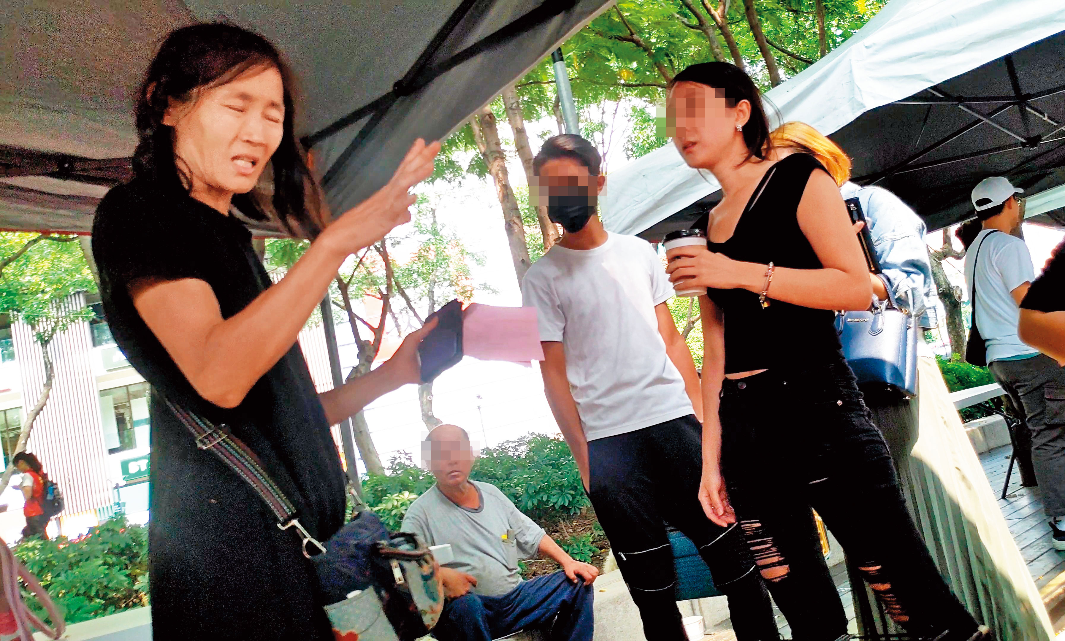 本刊直擊，被騙的認養者（右）跑到貓狗認養攤位找蕭新鳳（左）理論。