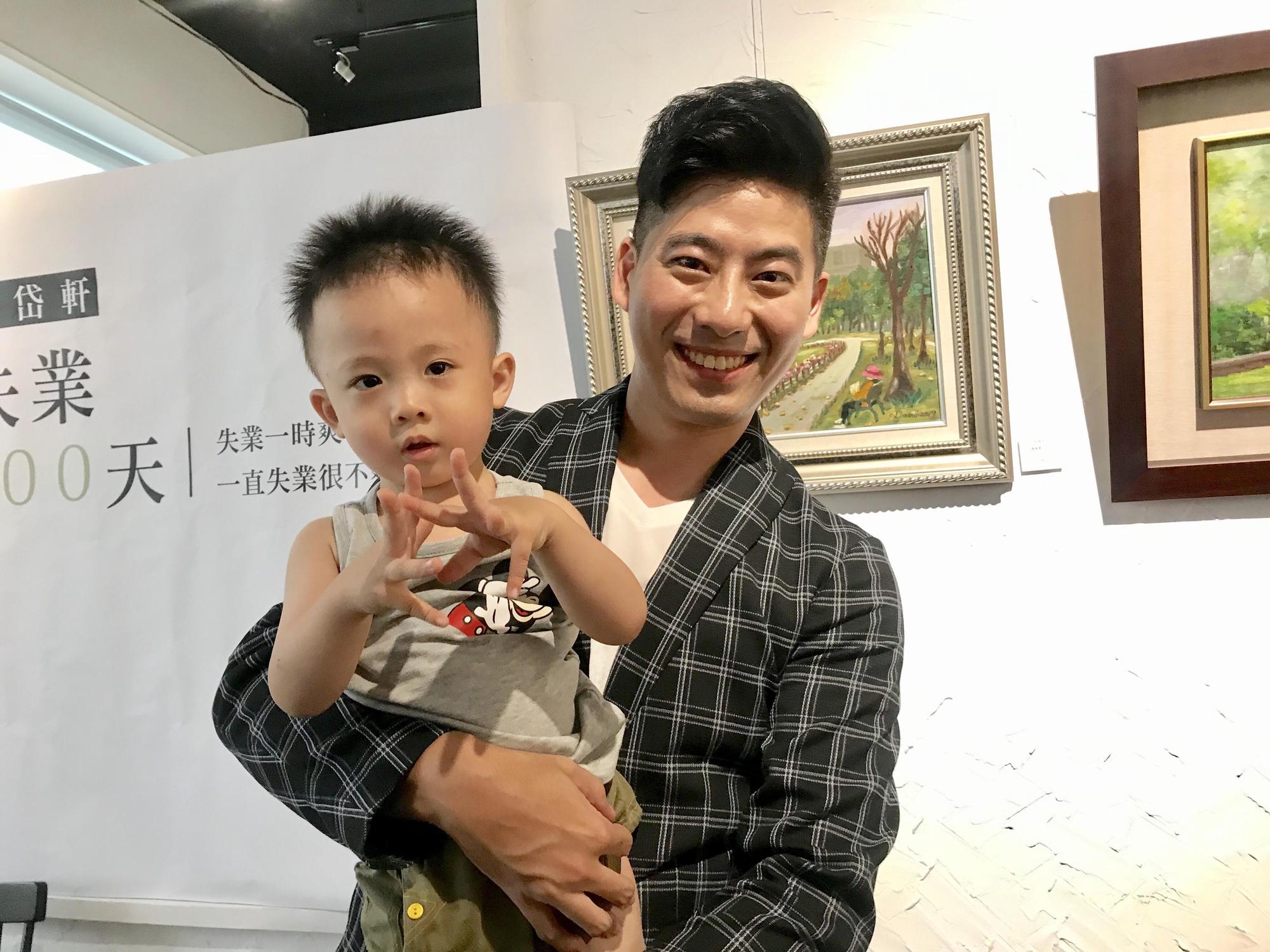 郭岱軒的簽書會上，小男童意外成為焦點。（艾迪昇傳播提供）