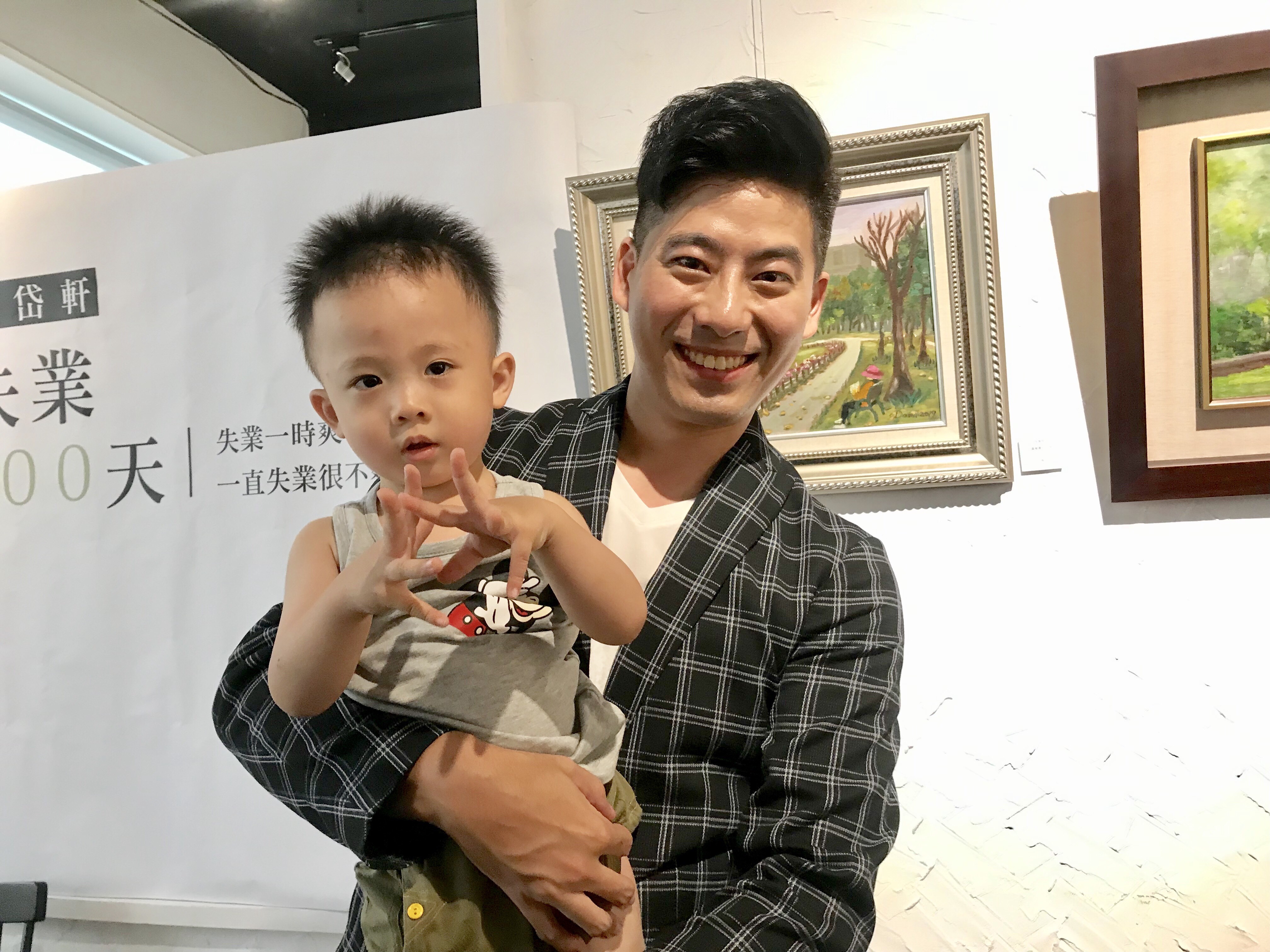 郭岱軒的簽書會上，小男童意外成為焦點。（艾迪昇傳播提供）