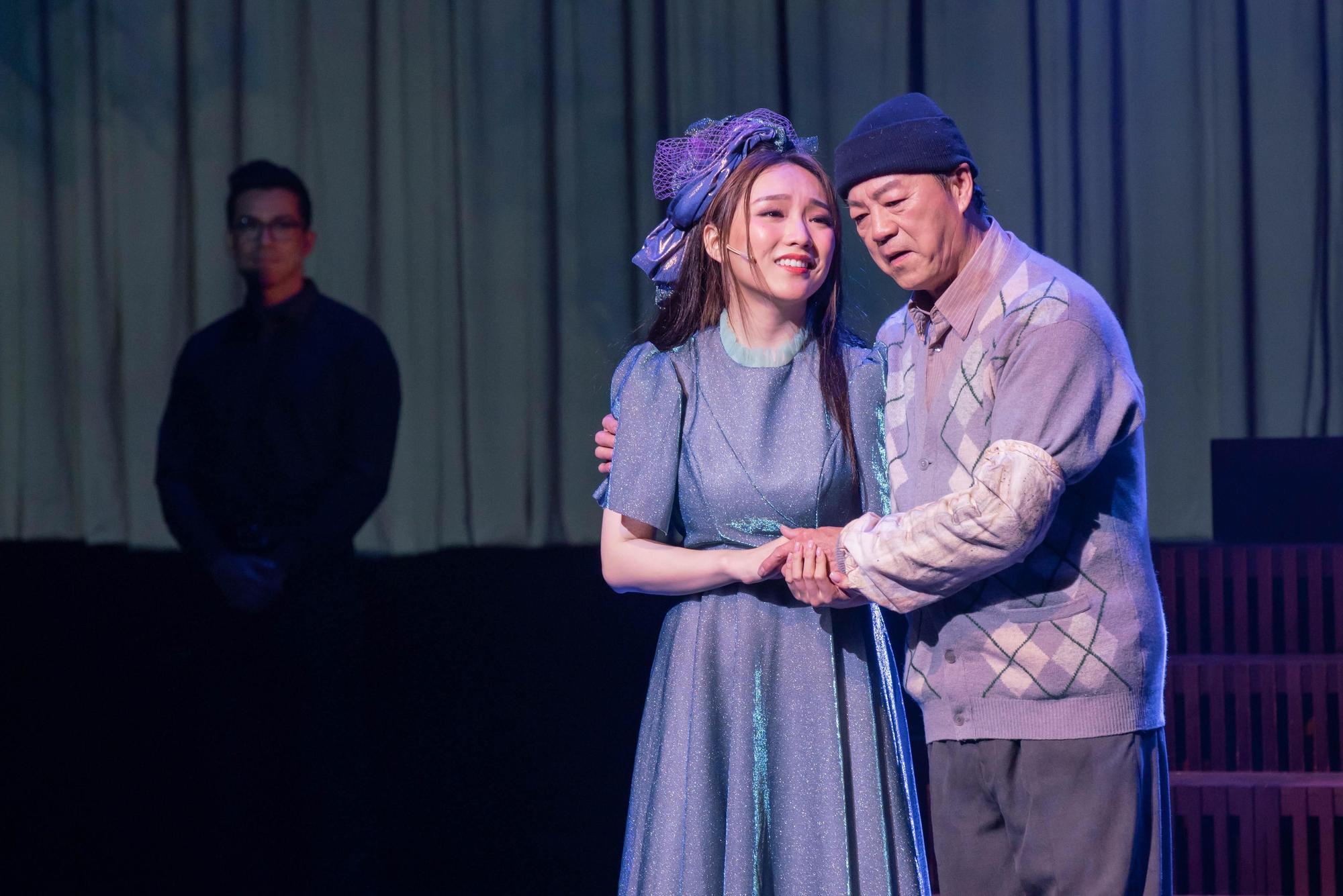 由狄龍(右),閻奕格(左)主演根據同名電影原著改編的《搭錯車》音樂劇於香港演藝學院歌劇院正式公演。(春天實驗劇場提供)