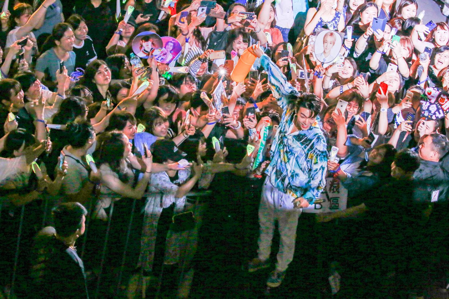 東海不甘心被粉絲反潑水，拔起水槍的水桶潑向粉絲，現場超歡樂。