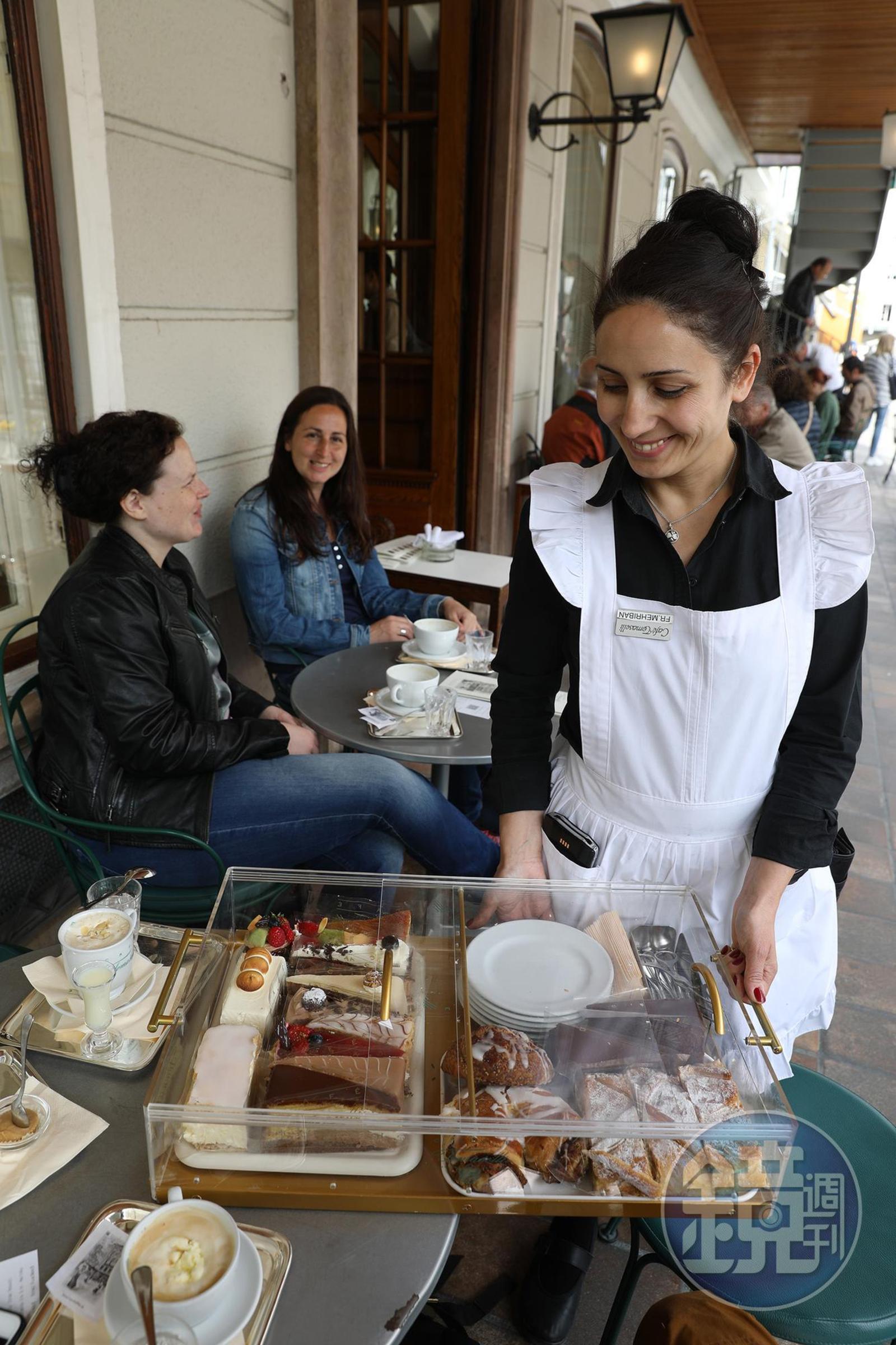「Cafe Tomaselli」的服務生會端來蛋糕給客人挑選。