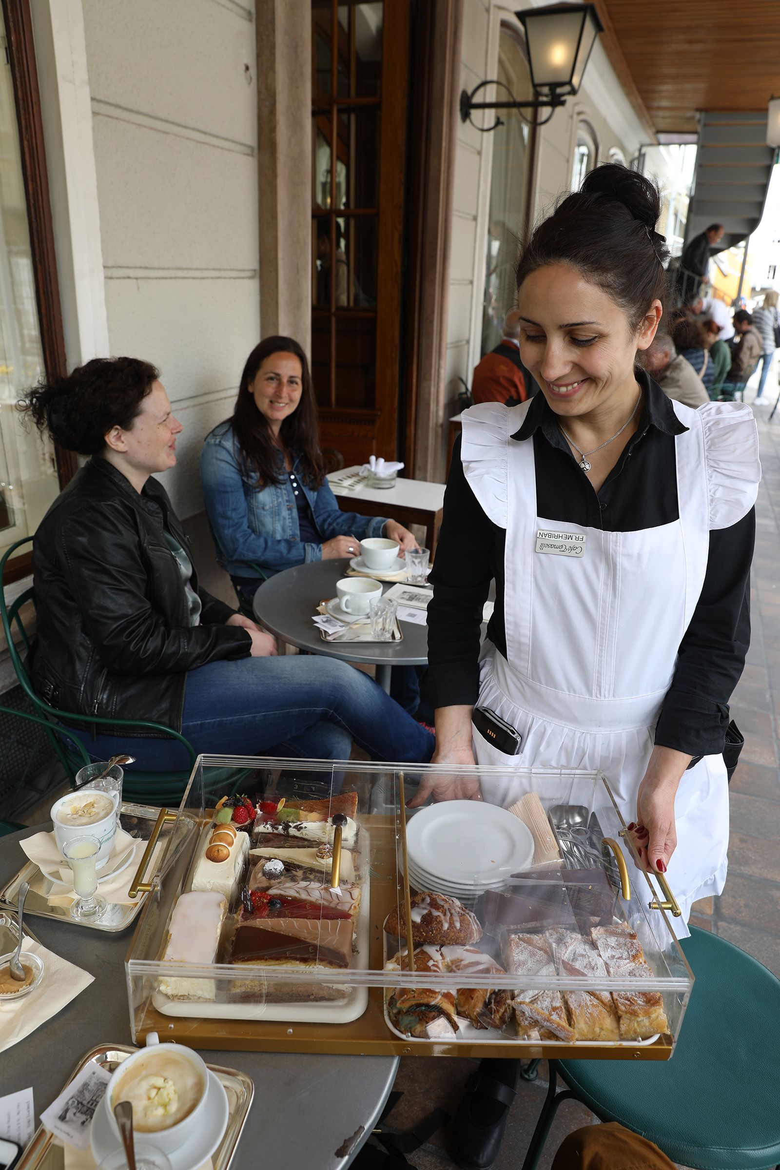 「Cafe Tomaselli」的服務生會端來蛋糕給客人挑選。