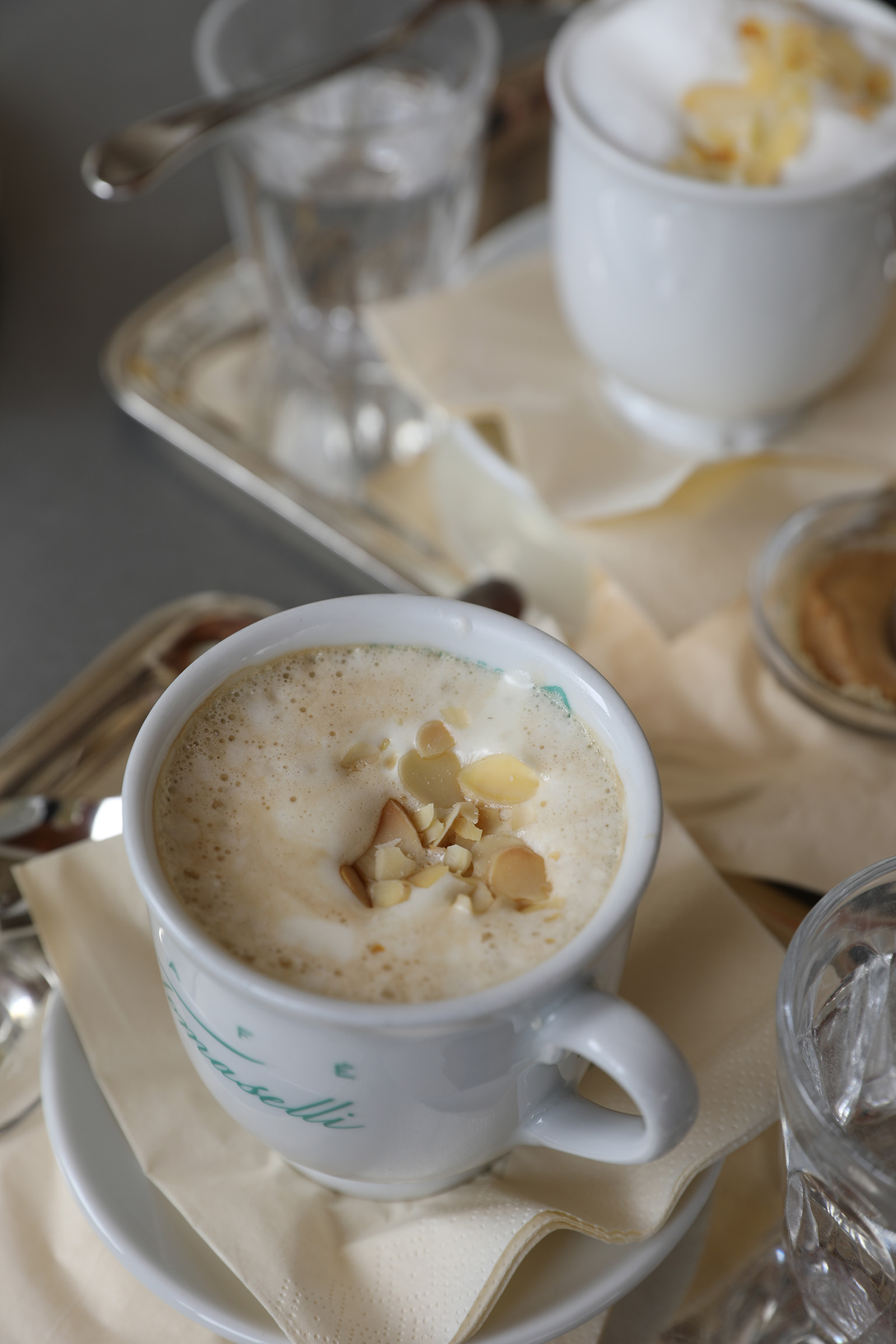 「Tomaselliums Coffee」是招牌飲品之一，裡頭加了咖啡、杏仁與莫札特白巧克力酒，風味獨特。（7.2歐元／杯，約NT$258）
