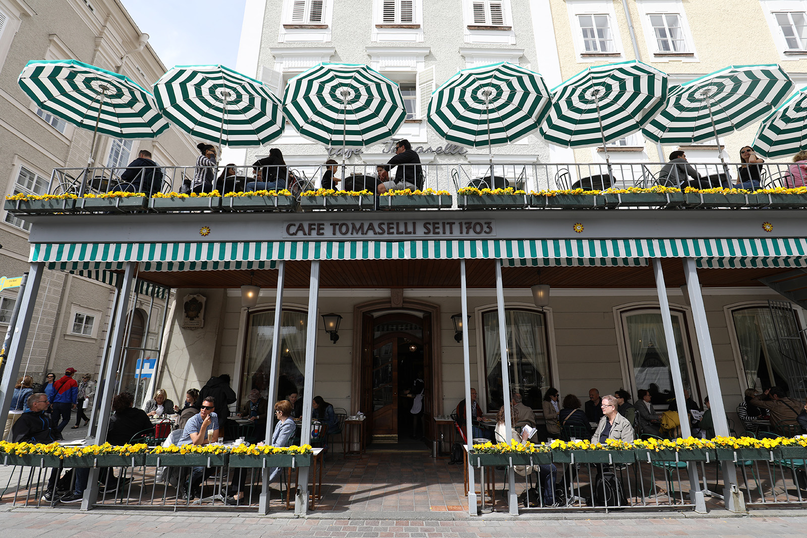有300年歷史的Cafe Tomaselli，據說從前莫札特時常來光顧。