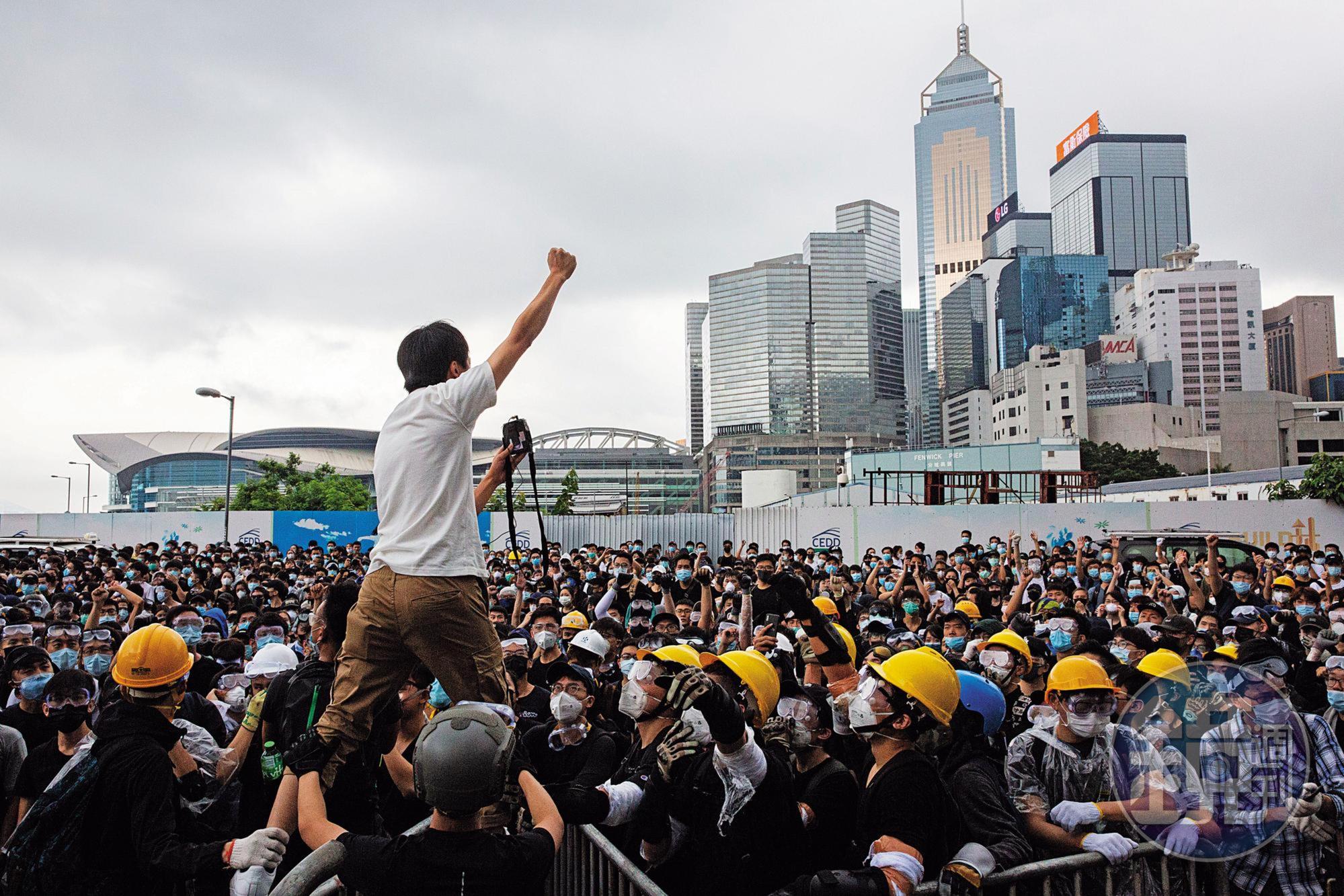 6月12日，民眾集結在香港立法會外，立法會議員鄺俊宇高舉手臂向群眾喊話。