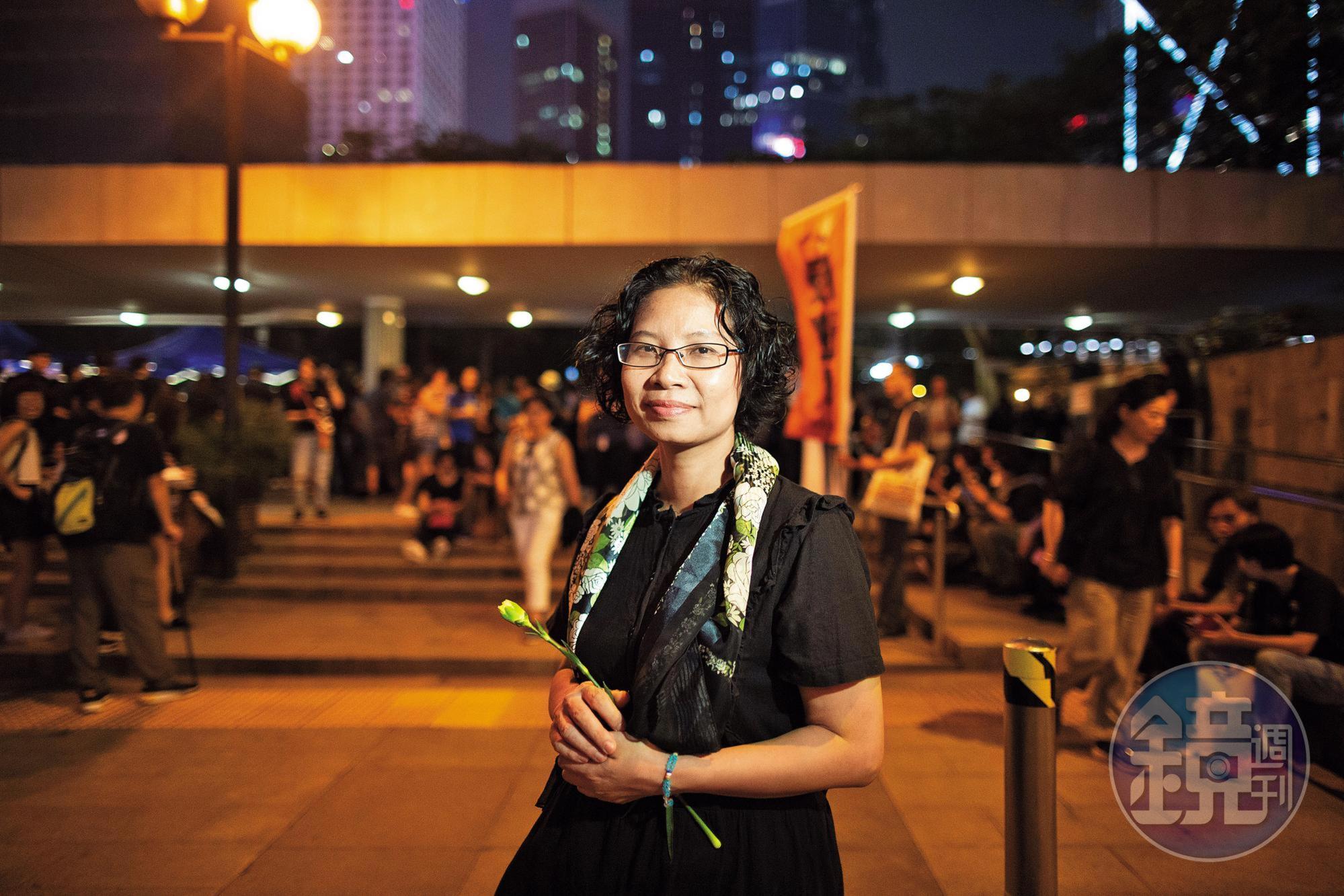 陸錦城參加香港媽媽6月14日晚上在遮打花園的集會,手持白色康乃馨。