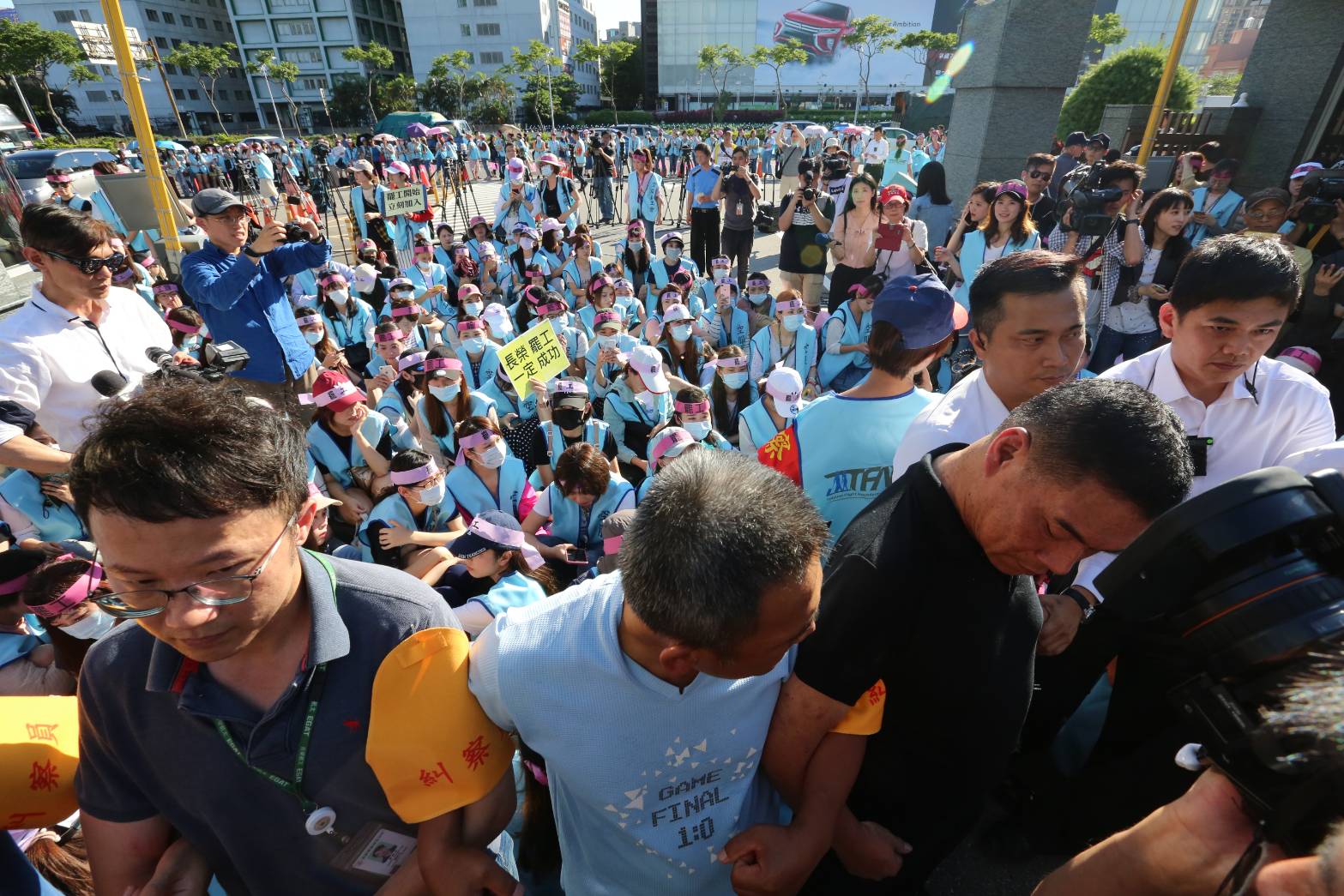 長榮航空空服員自20日下午展開罷工，預計仍將持續到30日，甚至更久。