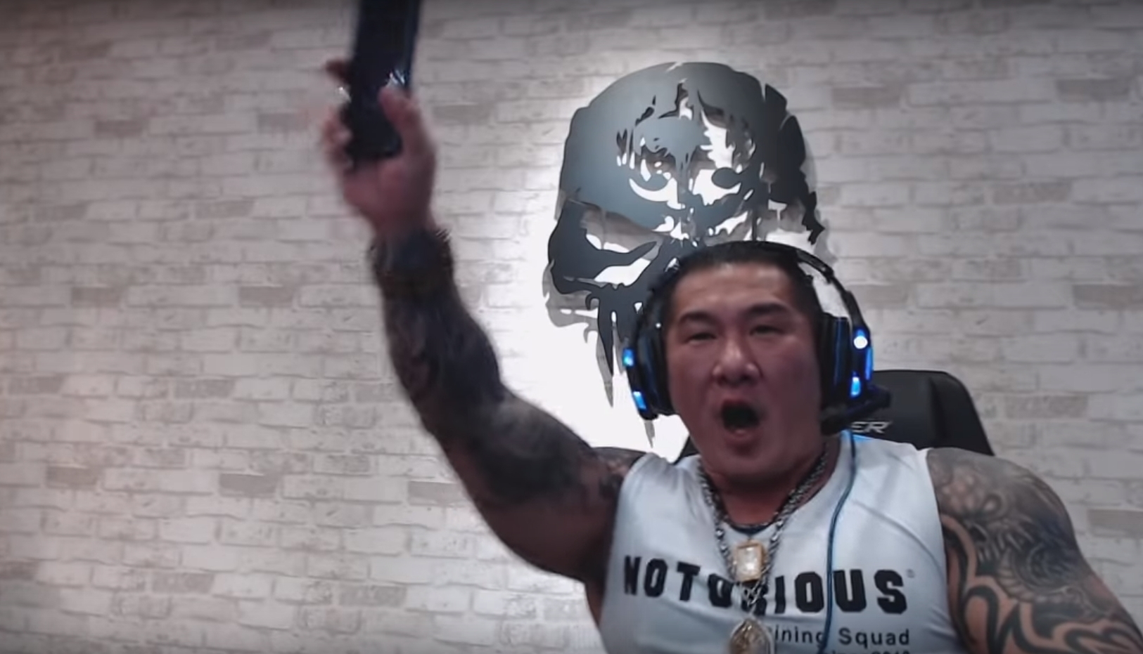 館長回嗆反問「為什麼要帶國旗才是愛國？」隨後更痛批國民黨，「嘴巴講中華民國、拿國旗，心中想著五星旗跟人民幣。」（翻攝自YouTube）