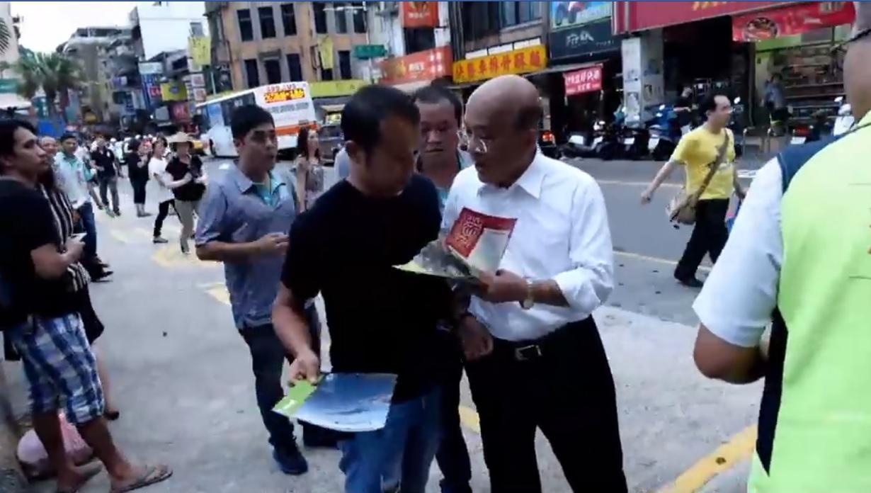 去年地方選舉期間，新北市瑞芳區龍山里長陳志強向當時競選新北市長的行政院長蘇貞昌陳情反深澳電廠，被蘇「壓肩拍肚」對待。（翻攝自陳志強臉書）