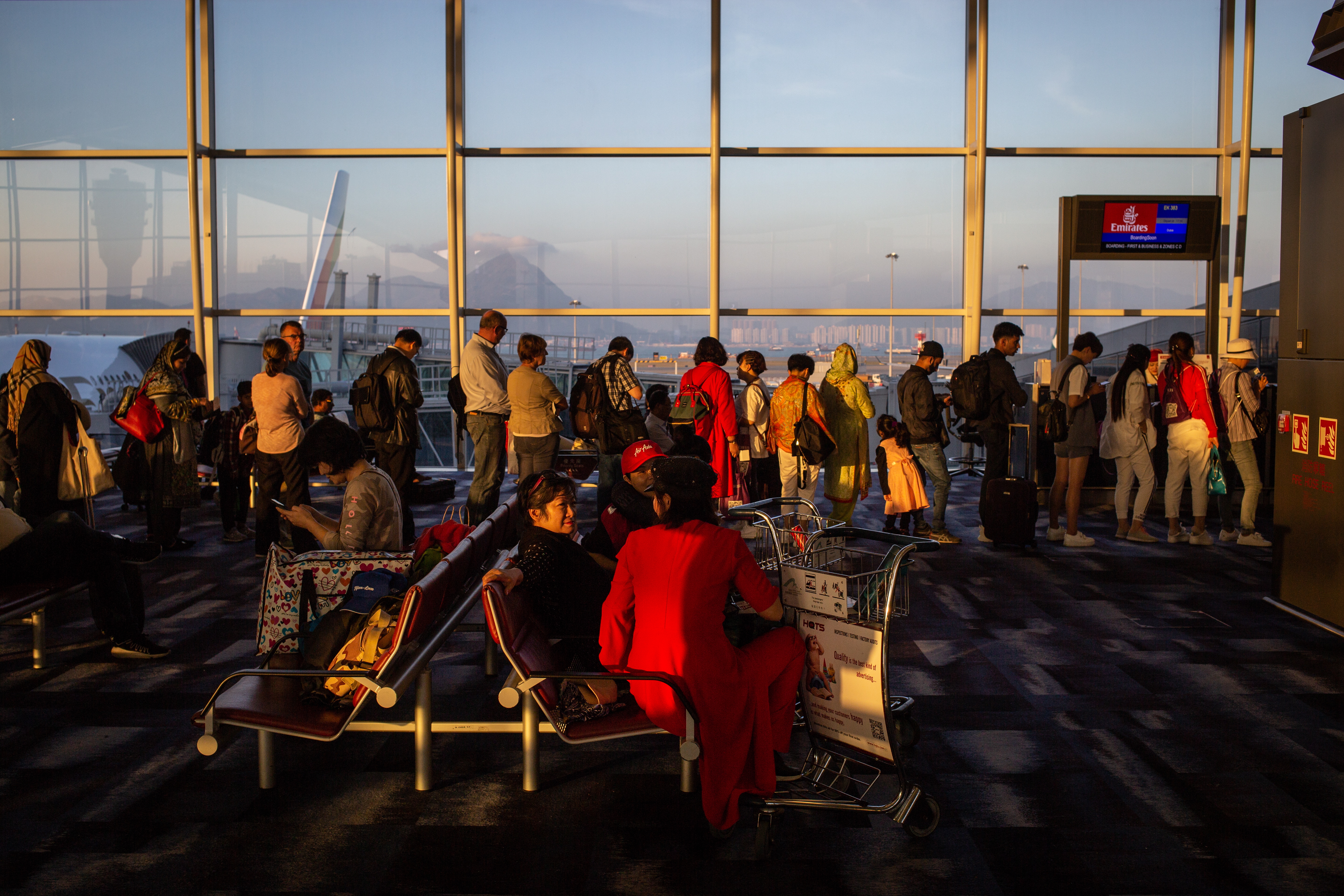 香港赤鱲角國際機場，搭機旅客排隊準備出境。（東方IC）