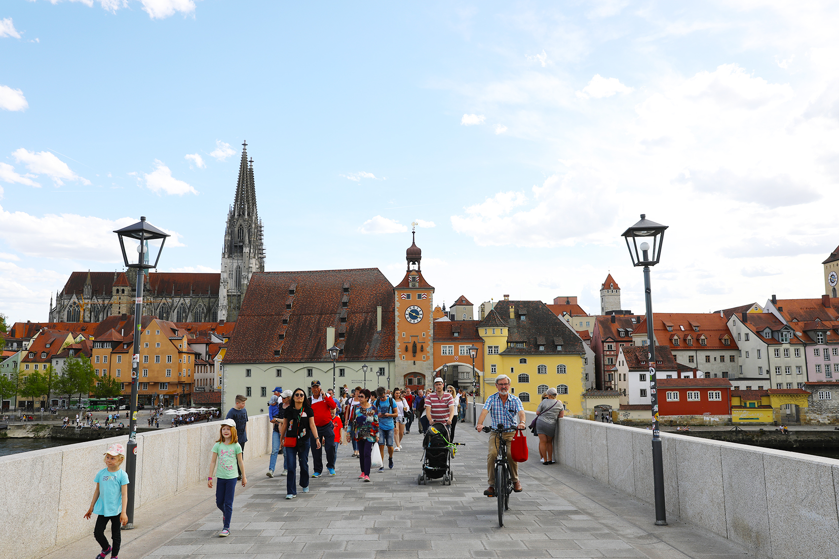雷根斯堡有一條歷史悠久的石橋，從橋上能欣賞古城層層堆疊的迷人建築。