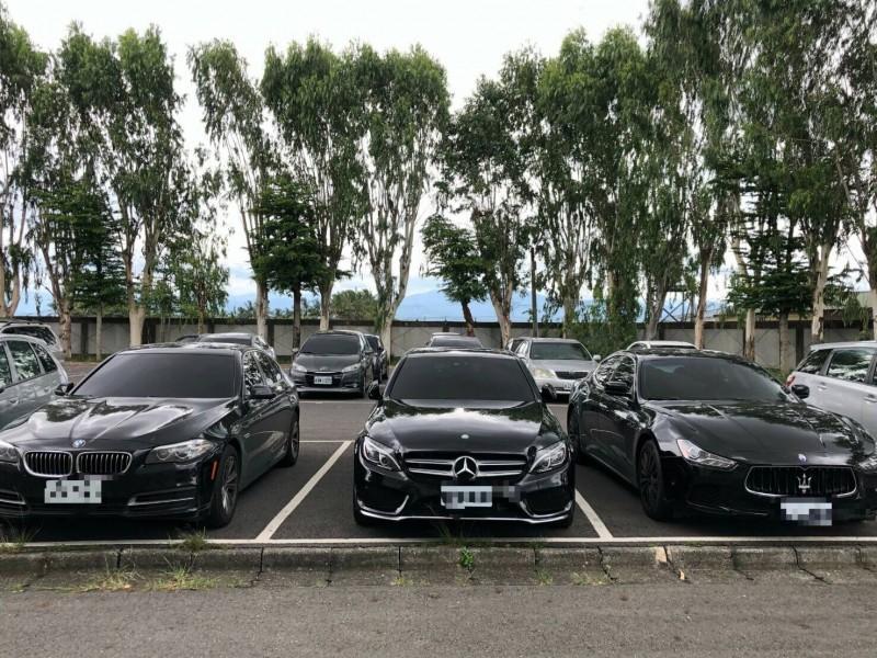 刑事局查扣賓士、瑪莎拉蒂等名車。（翻攝畫面）