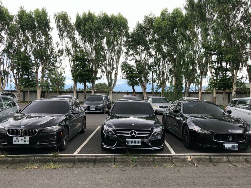 刑事局查扣賓士、瑪莎拉蒂等名車。（翻攝畫面）