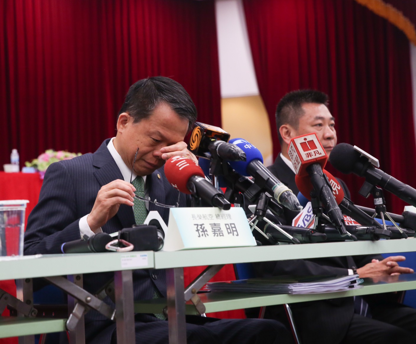 孫嘉明講到激動處，甚至哽咽說看到地勤忙到沒吃飯「很想哭」。