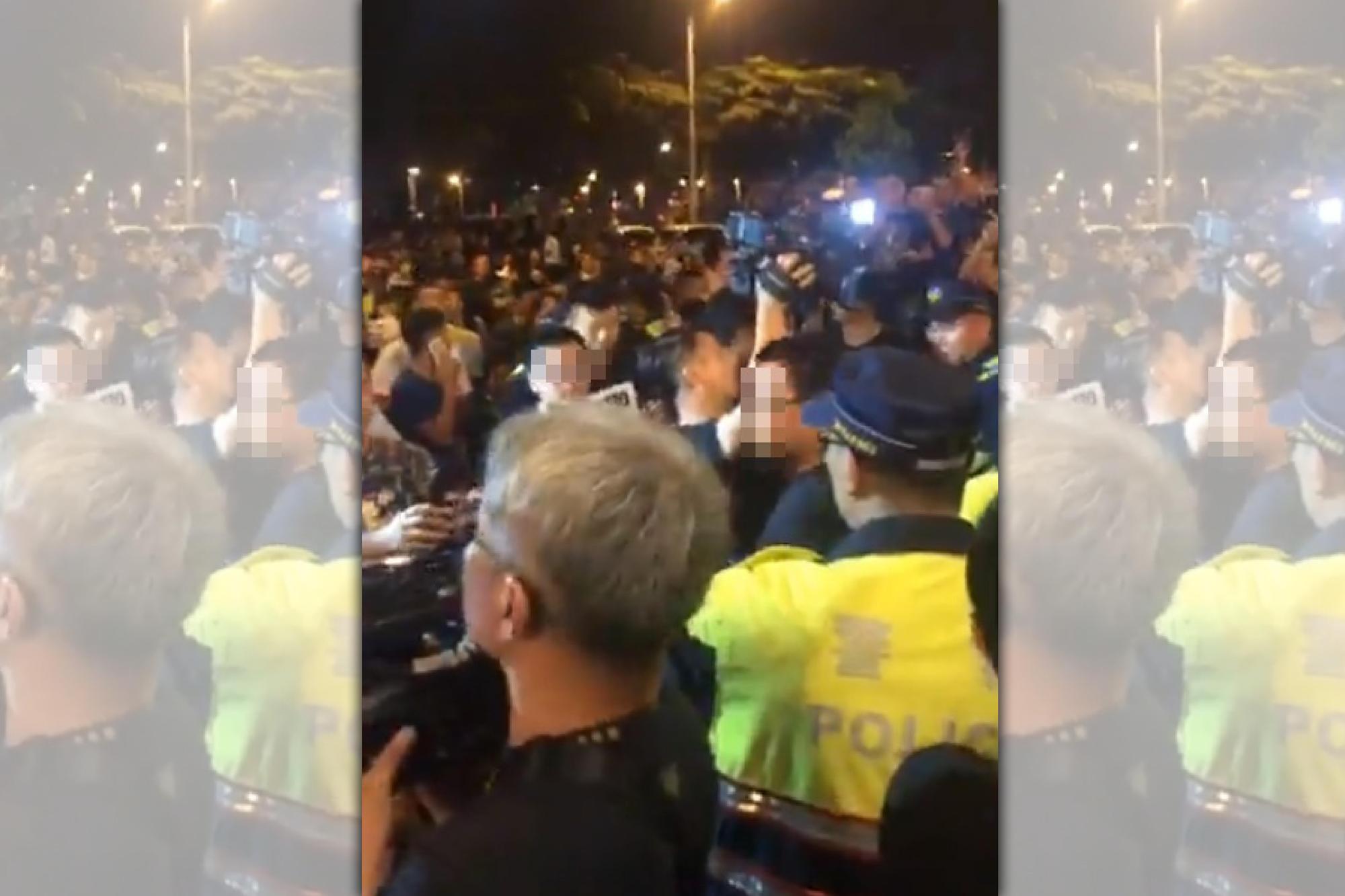 直播主號召鄉民到郭姓保母住處「討公道」,爆發激烈警民衝突。(翻攝「冠廷往事」自臉書)