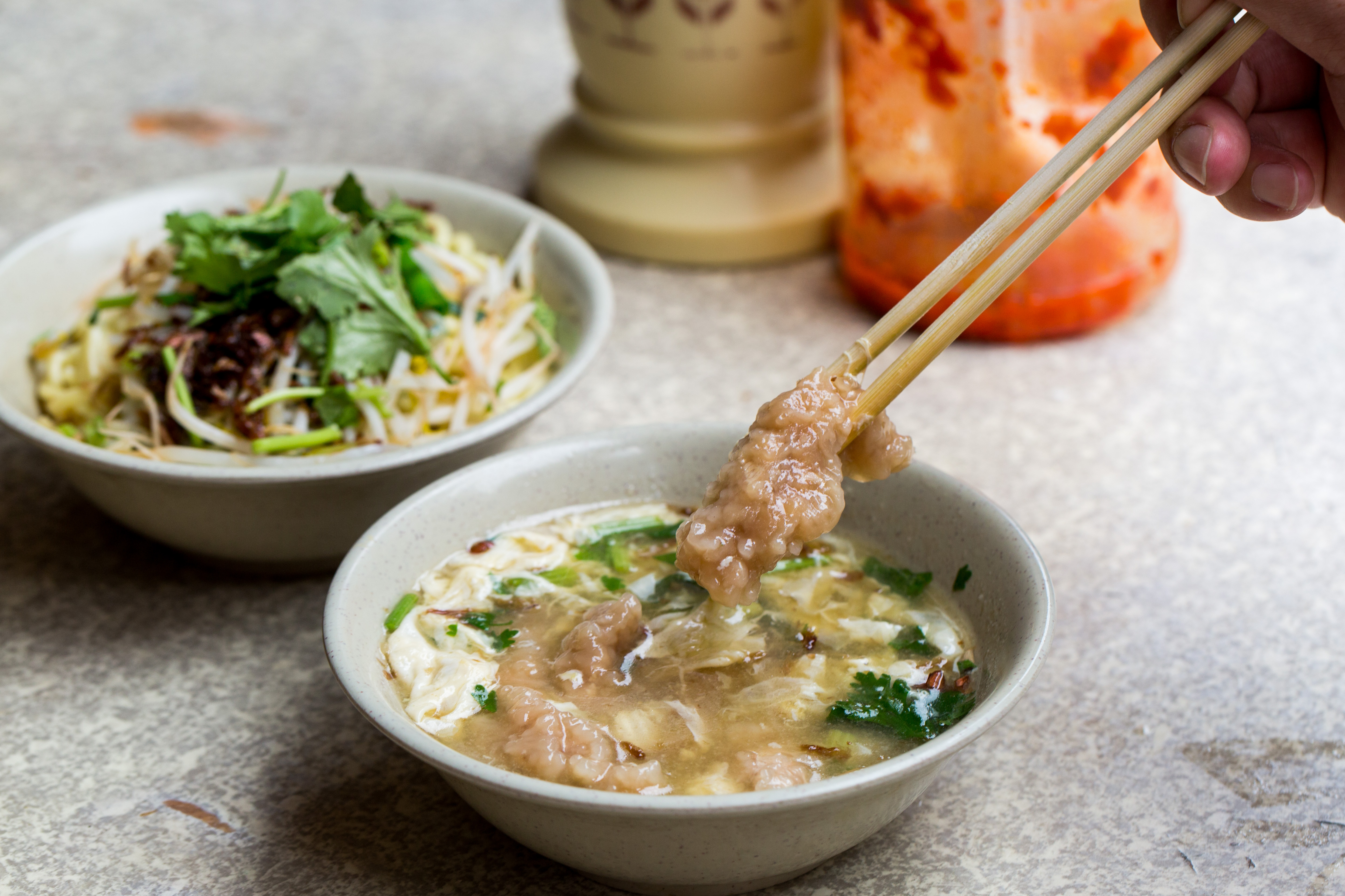 板橋肉羹有一種流派，外層不裹魚漿而是粉漿。